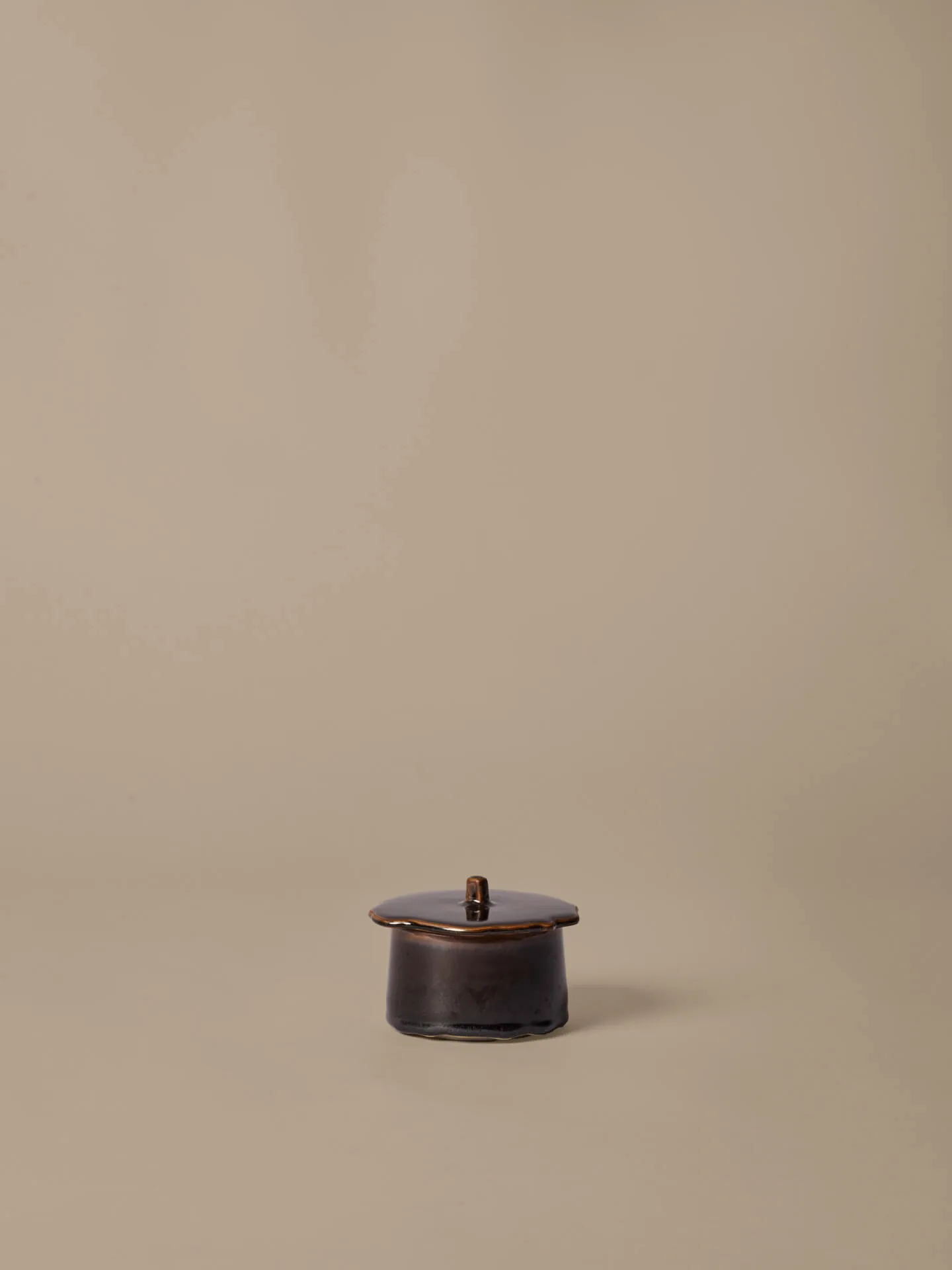 Marnen jar with lid, Carob brown, Ø13x7 cm Ferm Living