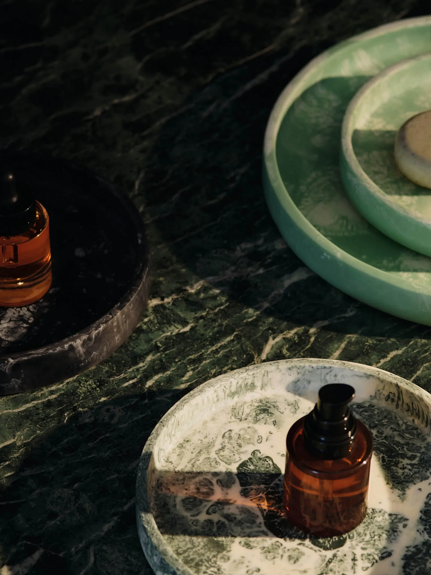 Mist decorative tray Ø20 cm, Emerald-off-white Ferm Living