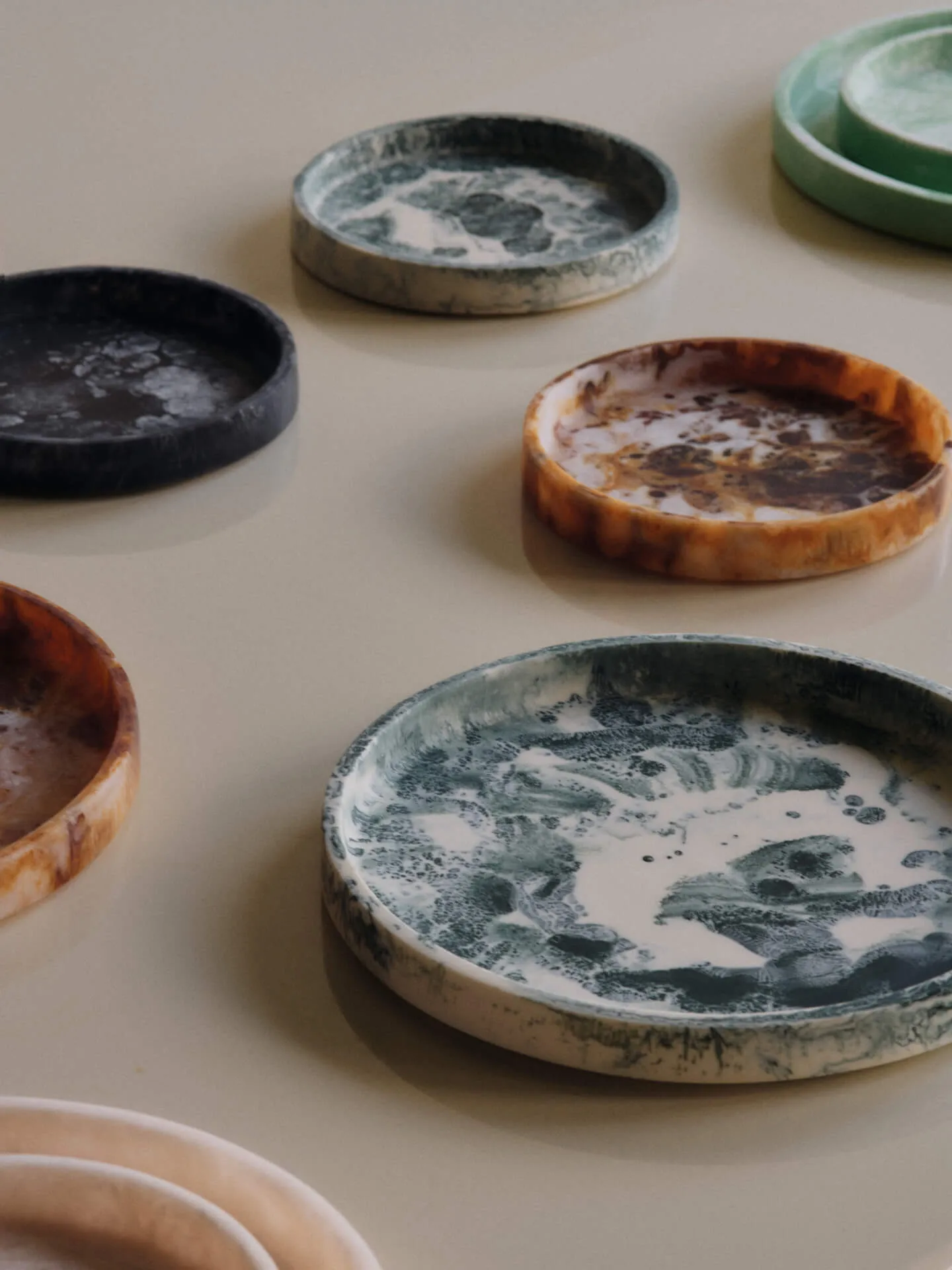 Mist decorative tray Ø30 cm, Emerald-off-white Ferm Living