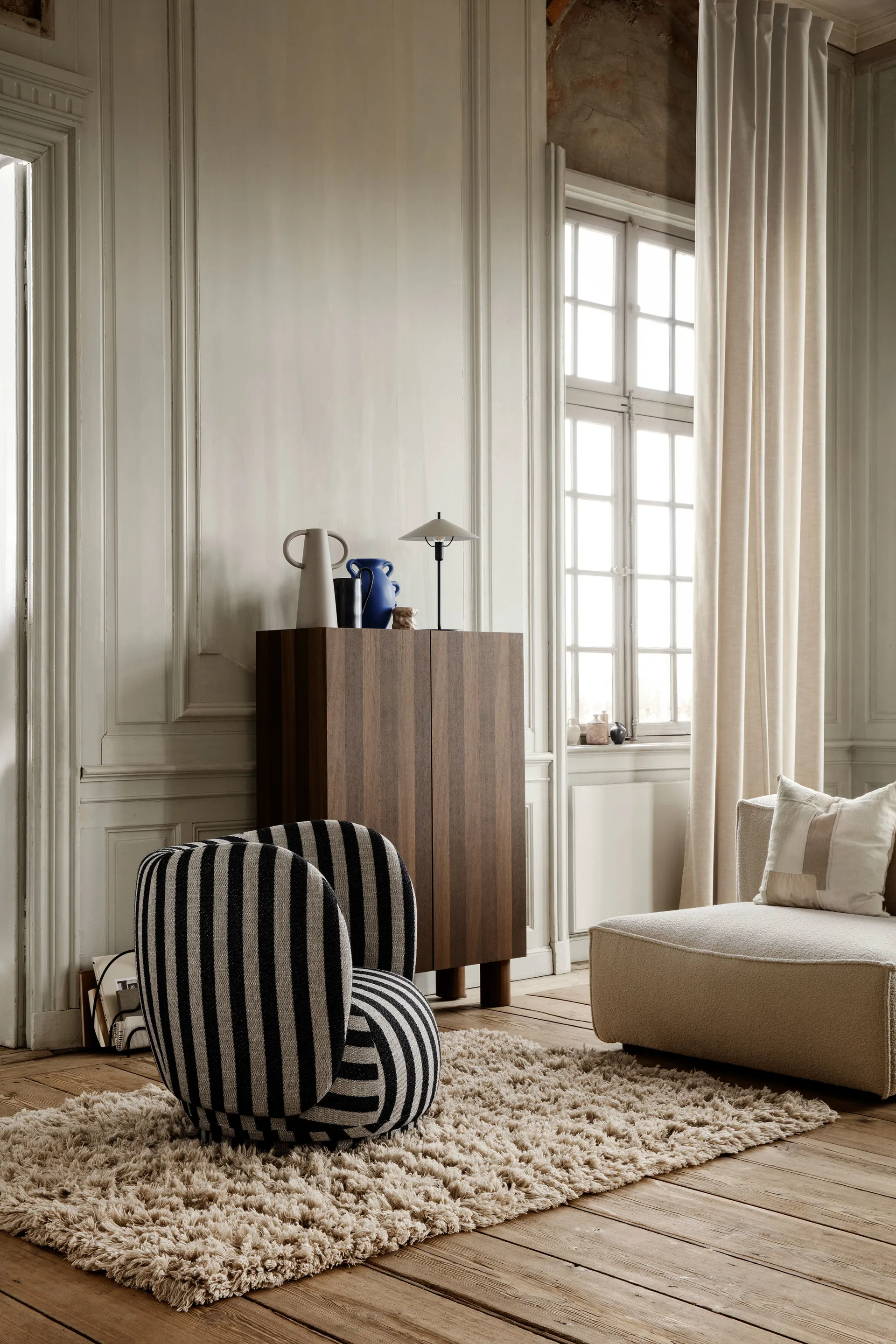 Rico lounge chair, Louisiana sand black Ferm Living