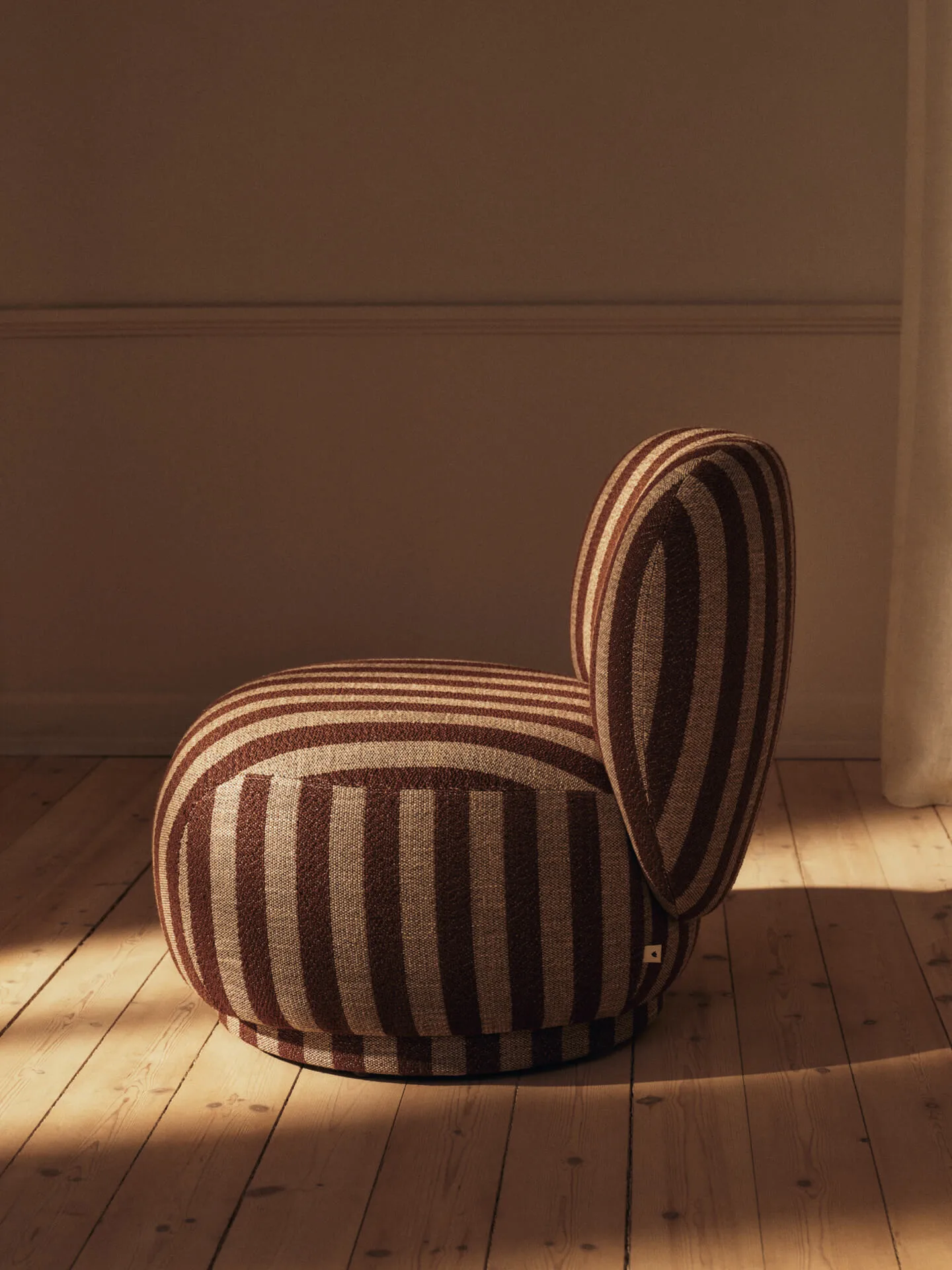 Rico lounge chair piccolo, Louisiana, Sand-chocolate Ferm Living