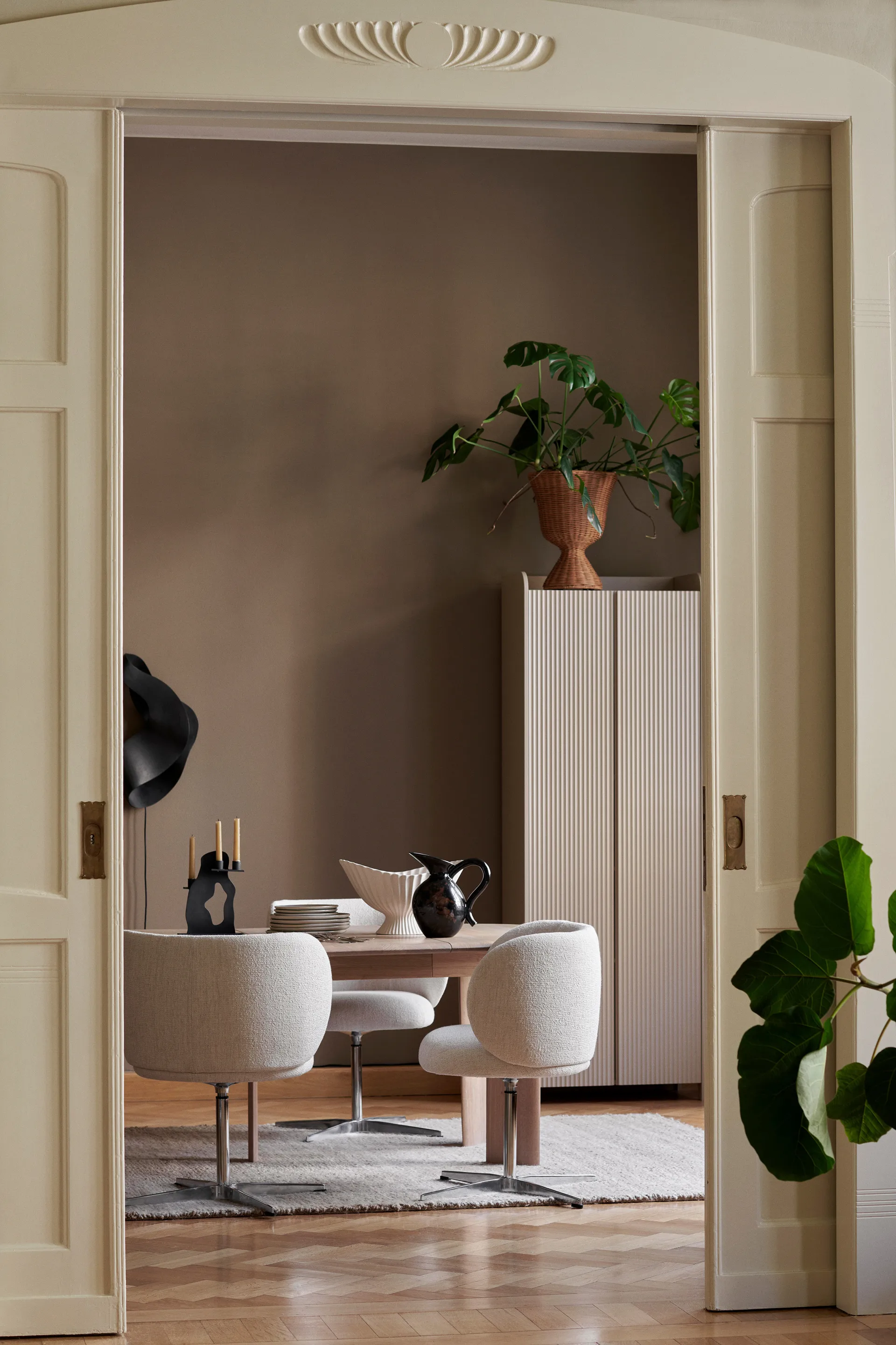 Rico swivel dining chair - bouclé, Off-white Ferm Living