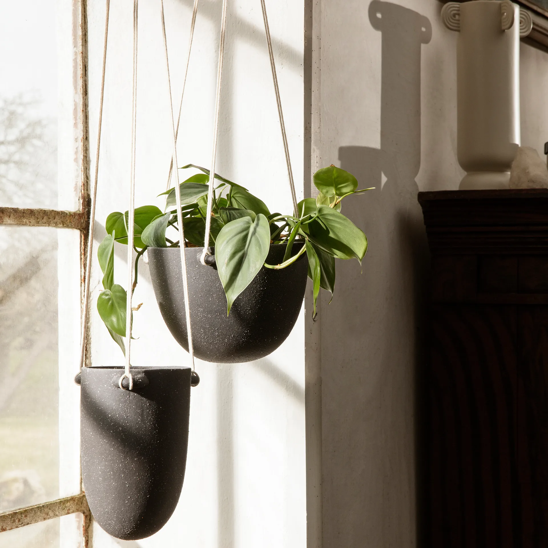 Speckle hanging flower pot Ø20.5 cm, Dark grey Ferm Living