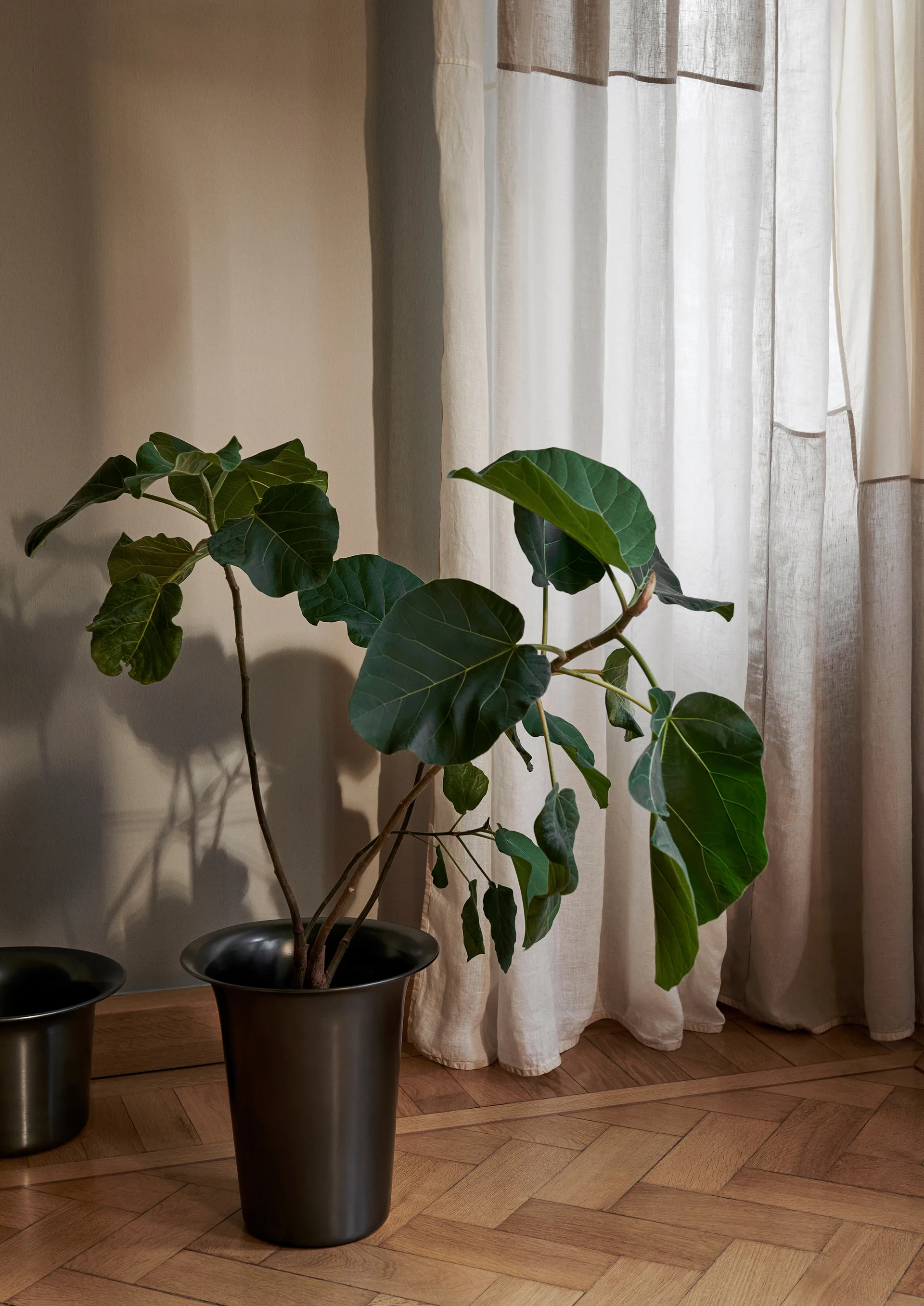 Spun alu basket high Ø35 cm, Blackened Aluminium Ferm Living