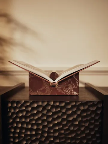 Tvara book stand - Rosso Levanto, 22x22 cm - Ferm Living