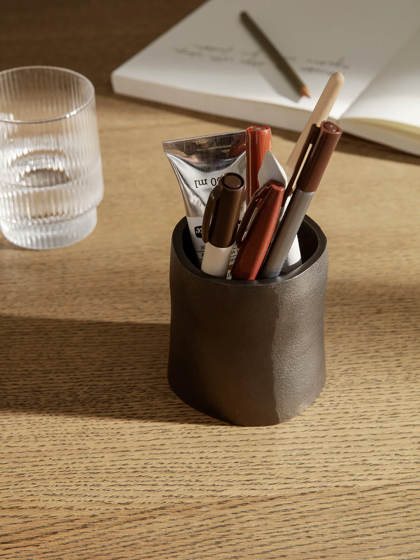 Yama pen stand small Ø7.8 cm, Blackened aluminum Ferm Living