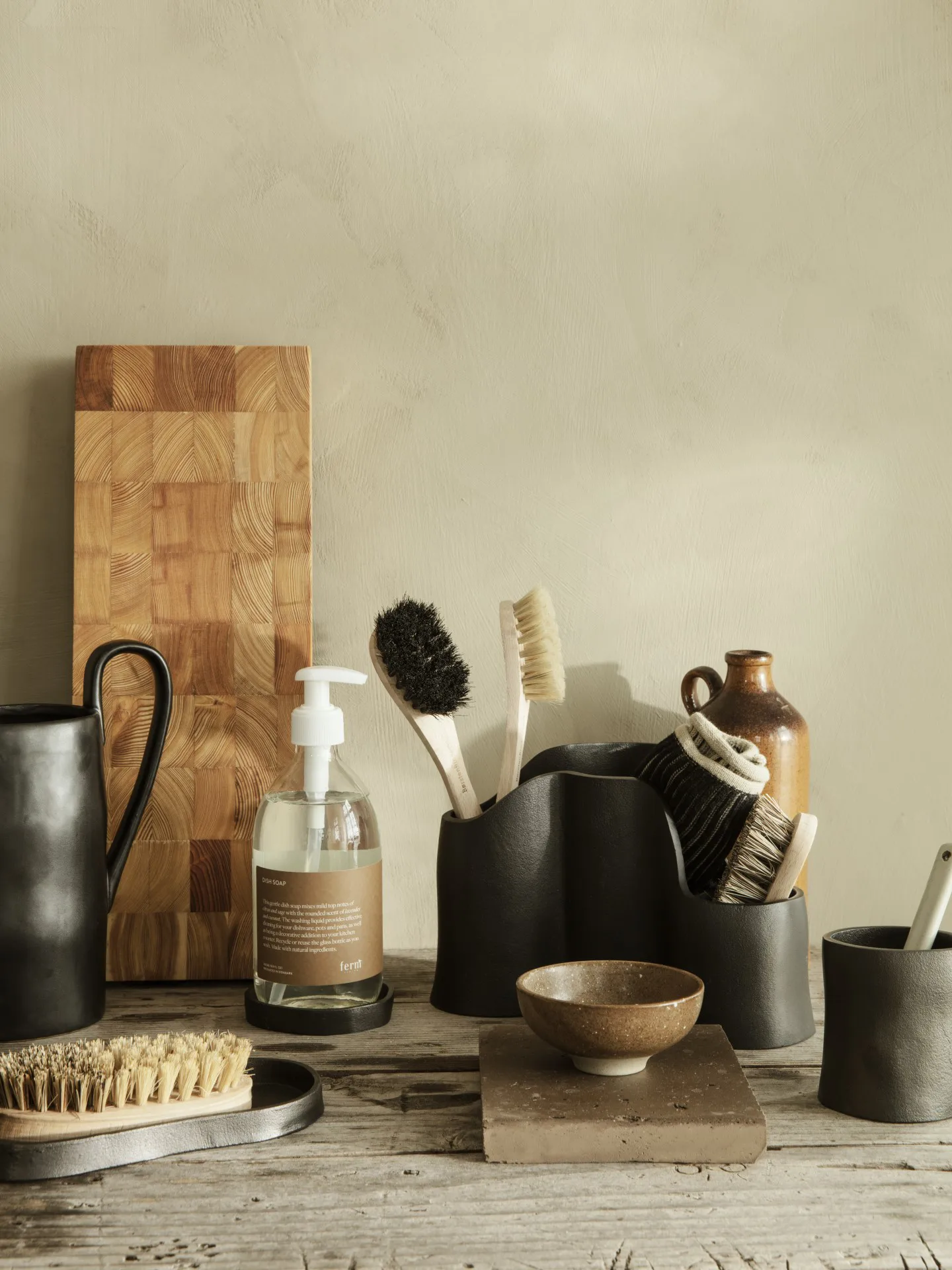 Yama pen stand small Ø7.8 cm, Blackened aluminum Ferm Living