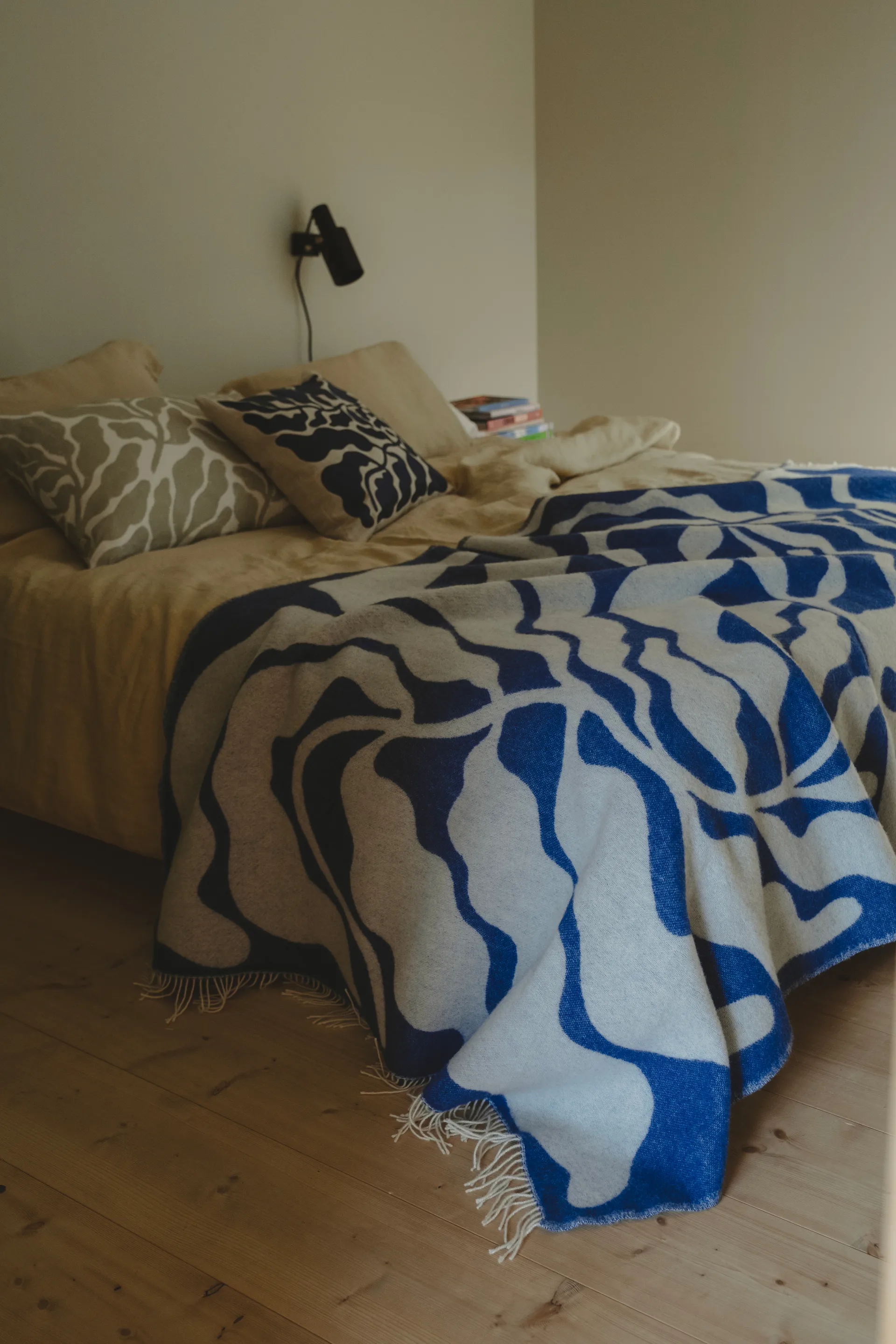 Leaves throw 130x220 cm, Blue-white Fine Little Day