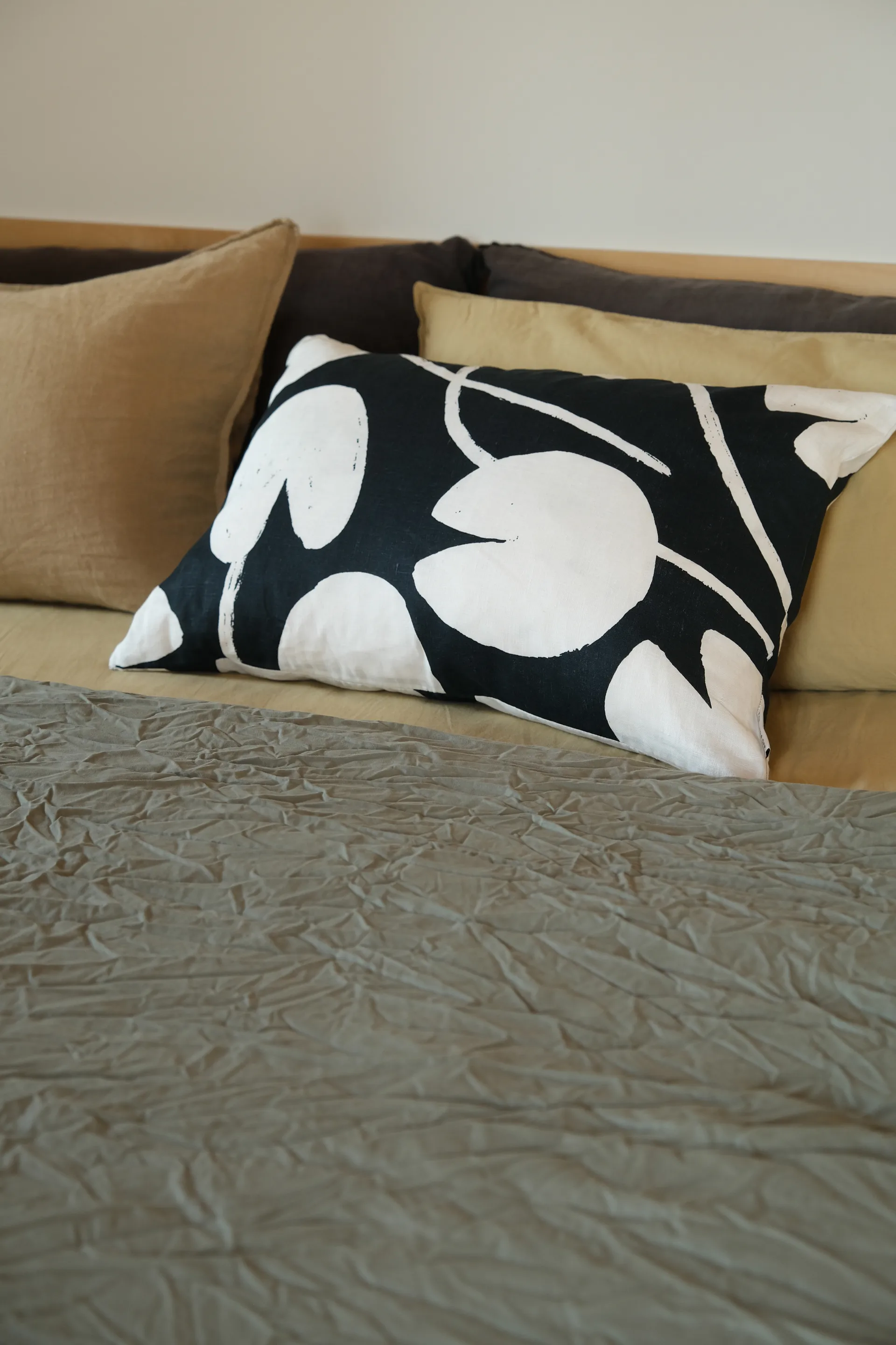 Water lilies pillowcase 48x68 cm, Midnight blue-white Fine Little Day