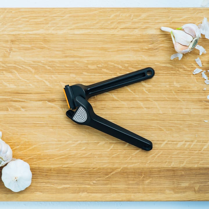 Functional Form garlic press 24 cm - Black - Fiskars