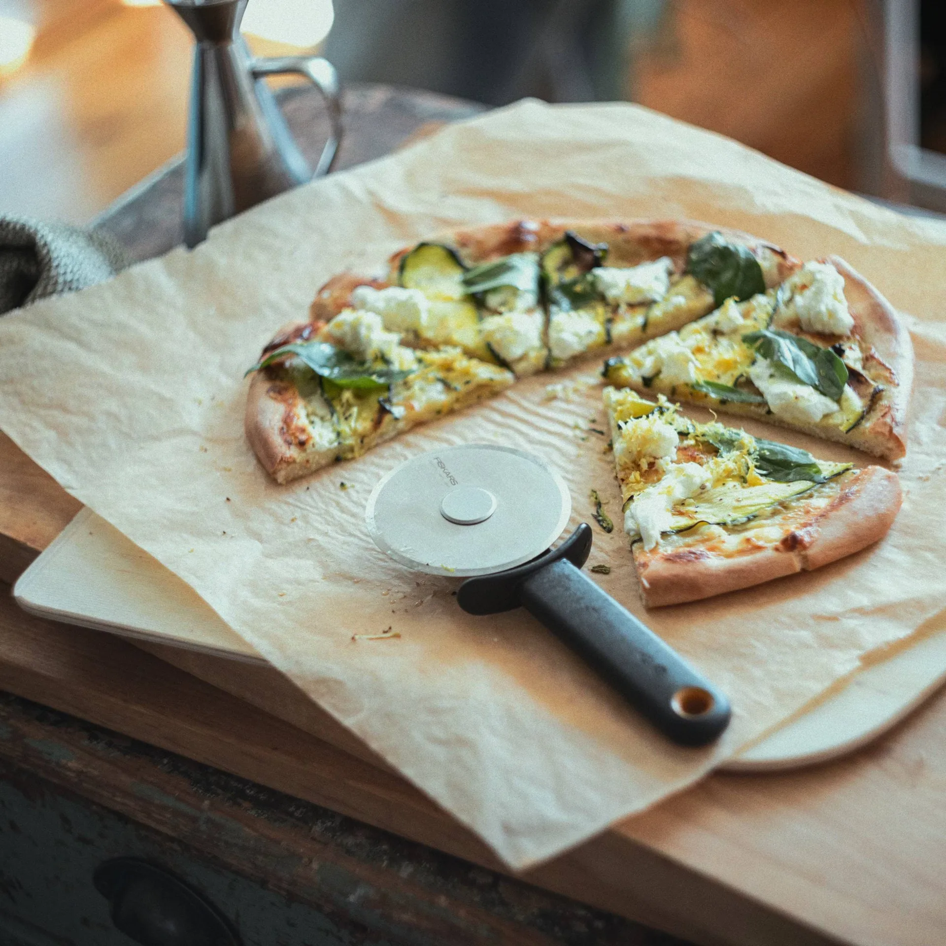 Functional Form pizza cutter, Black, with blade guard Fiskars