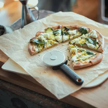 Functional Form pizza cutter - Black, with blade guard - Fiskars