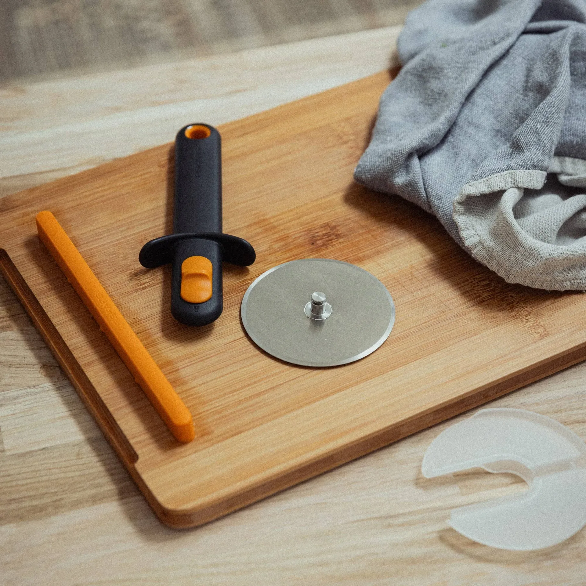 Functional Form pizza cutter, Black, with blade guard Fiskars