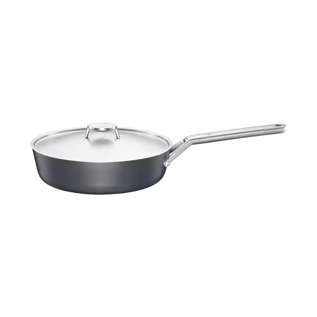 Fiskars Taiten saucepan with lid 26 cm | Scandinavian Design | Saucier & sauté pans | Black