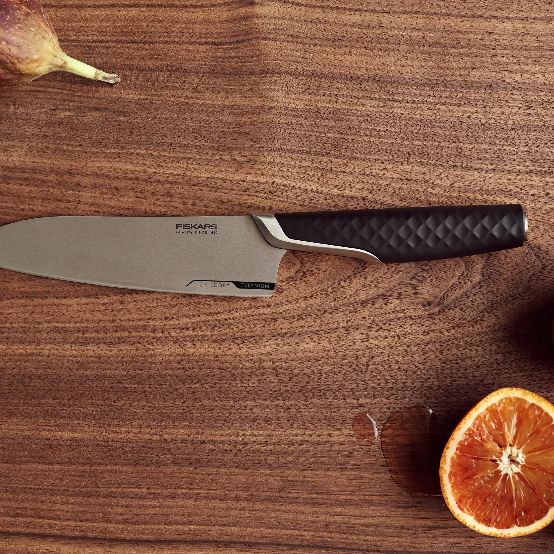 Titanium kitchen knife 16 cm, Black Fiskars