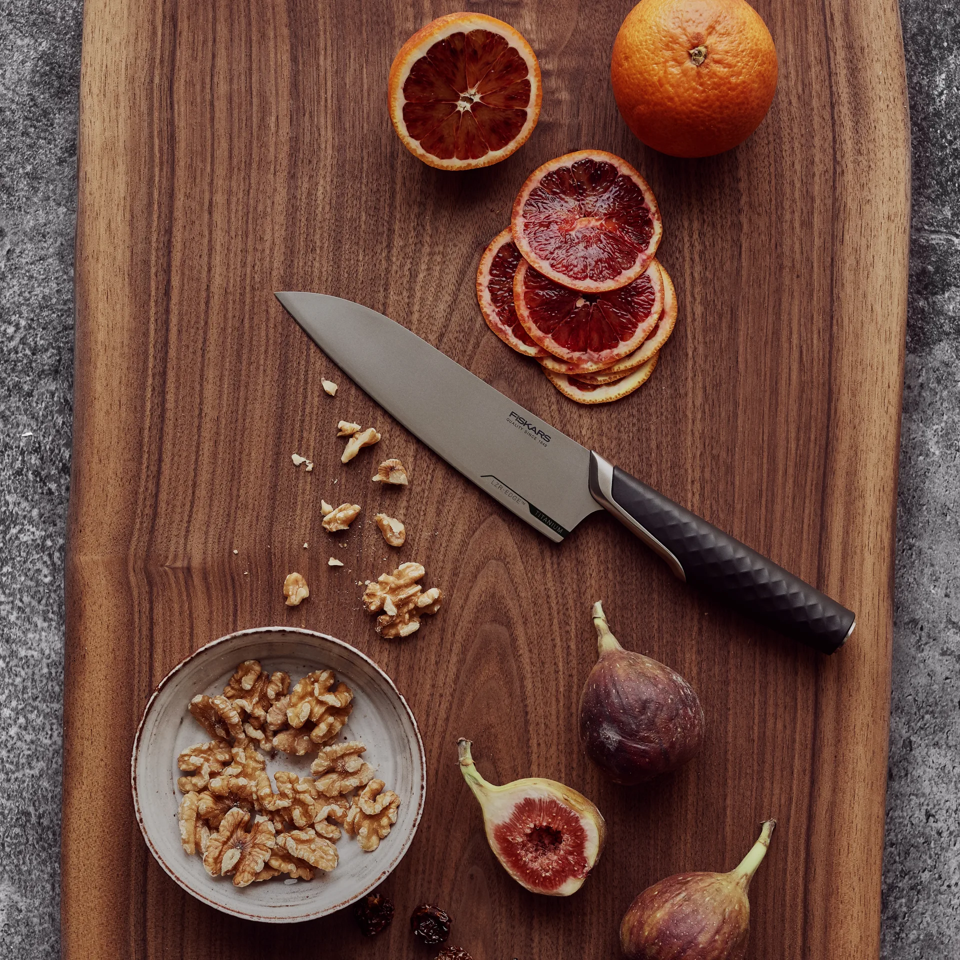 Titanium vegetable knife 10 cm, Black Fiskars