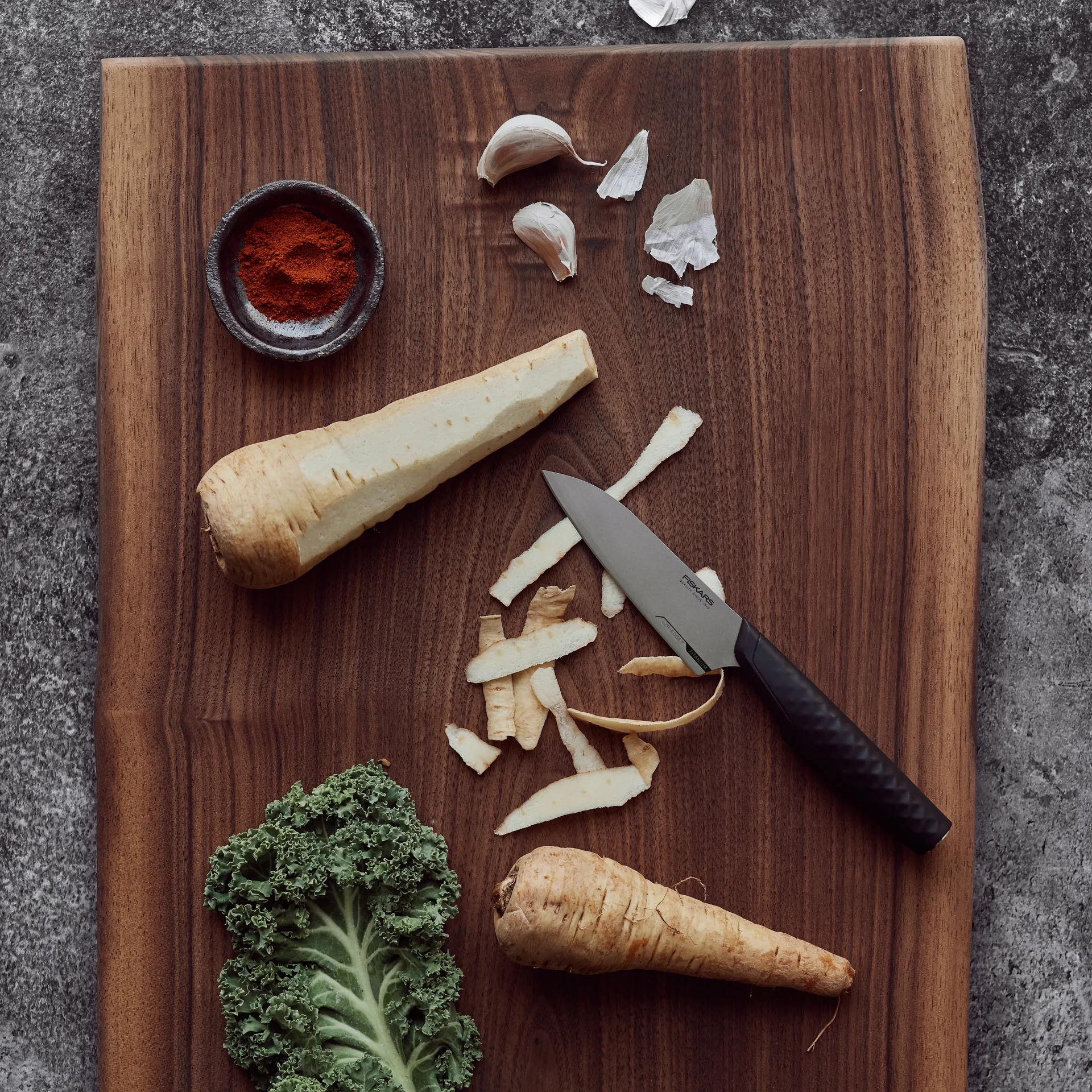 Titanium vegetable knife 10 cm, Black Fiskars