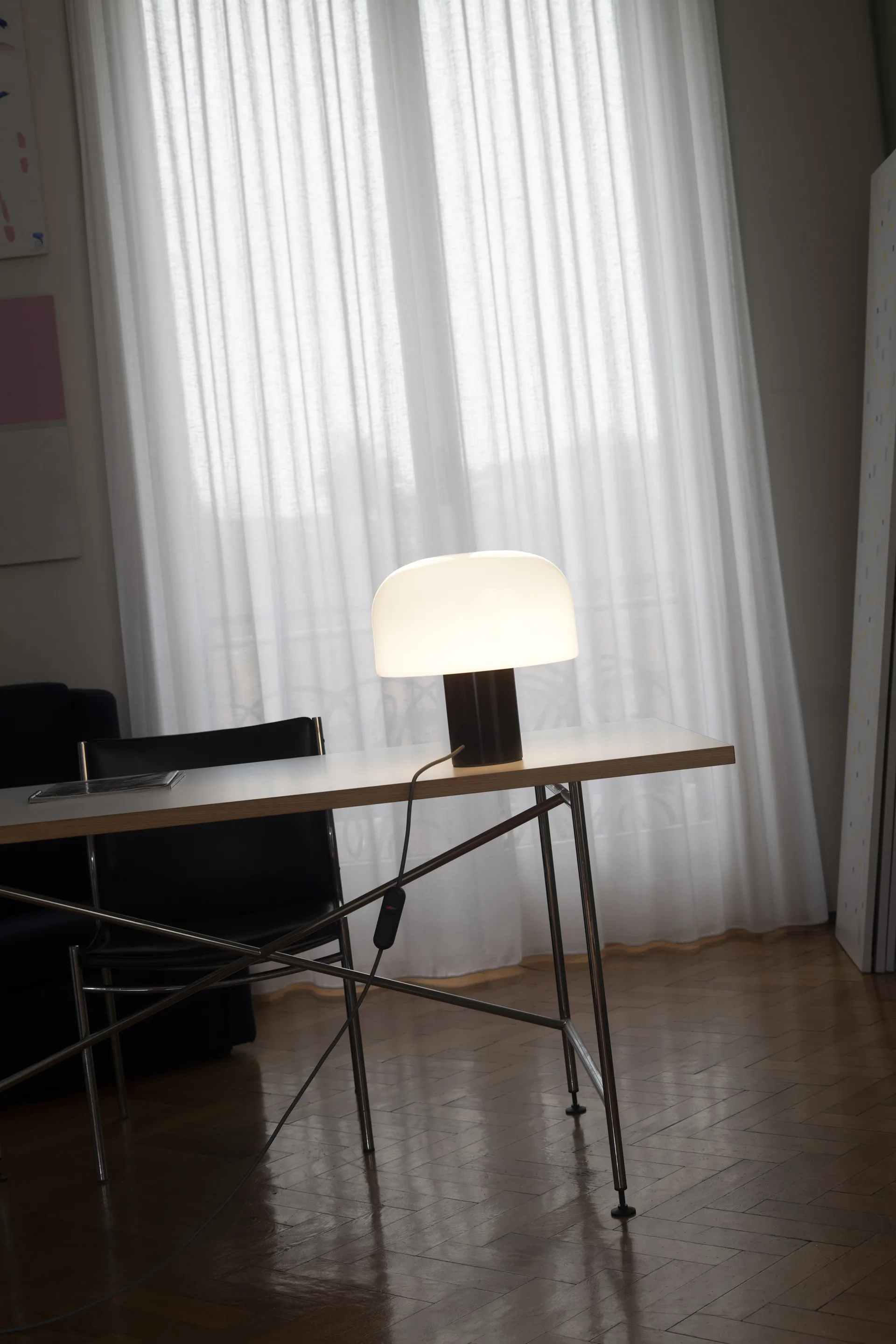 Bellhop Glass T table lamp, Choko Flos