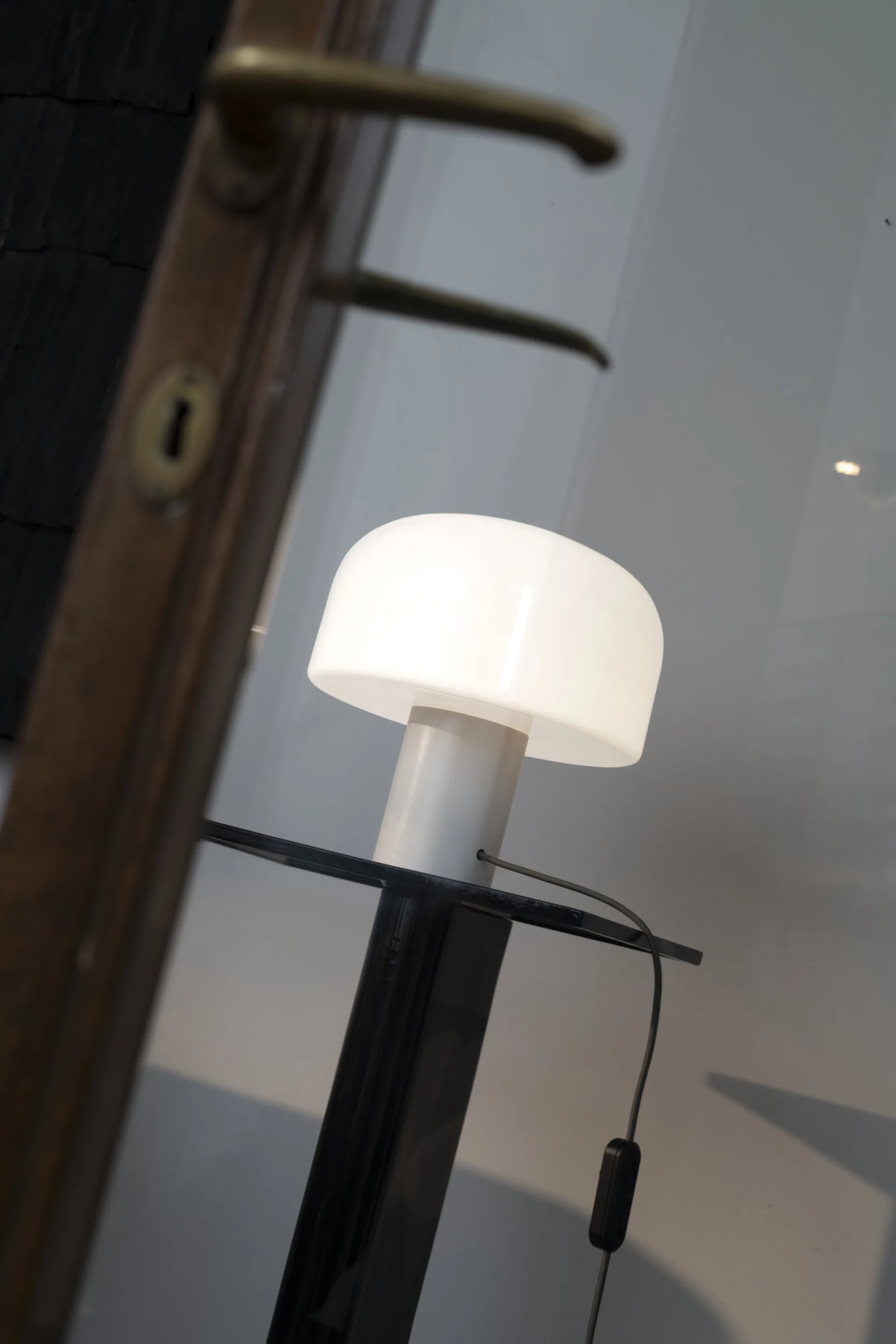 Bellhop Glass T table lamp, White Flos