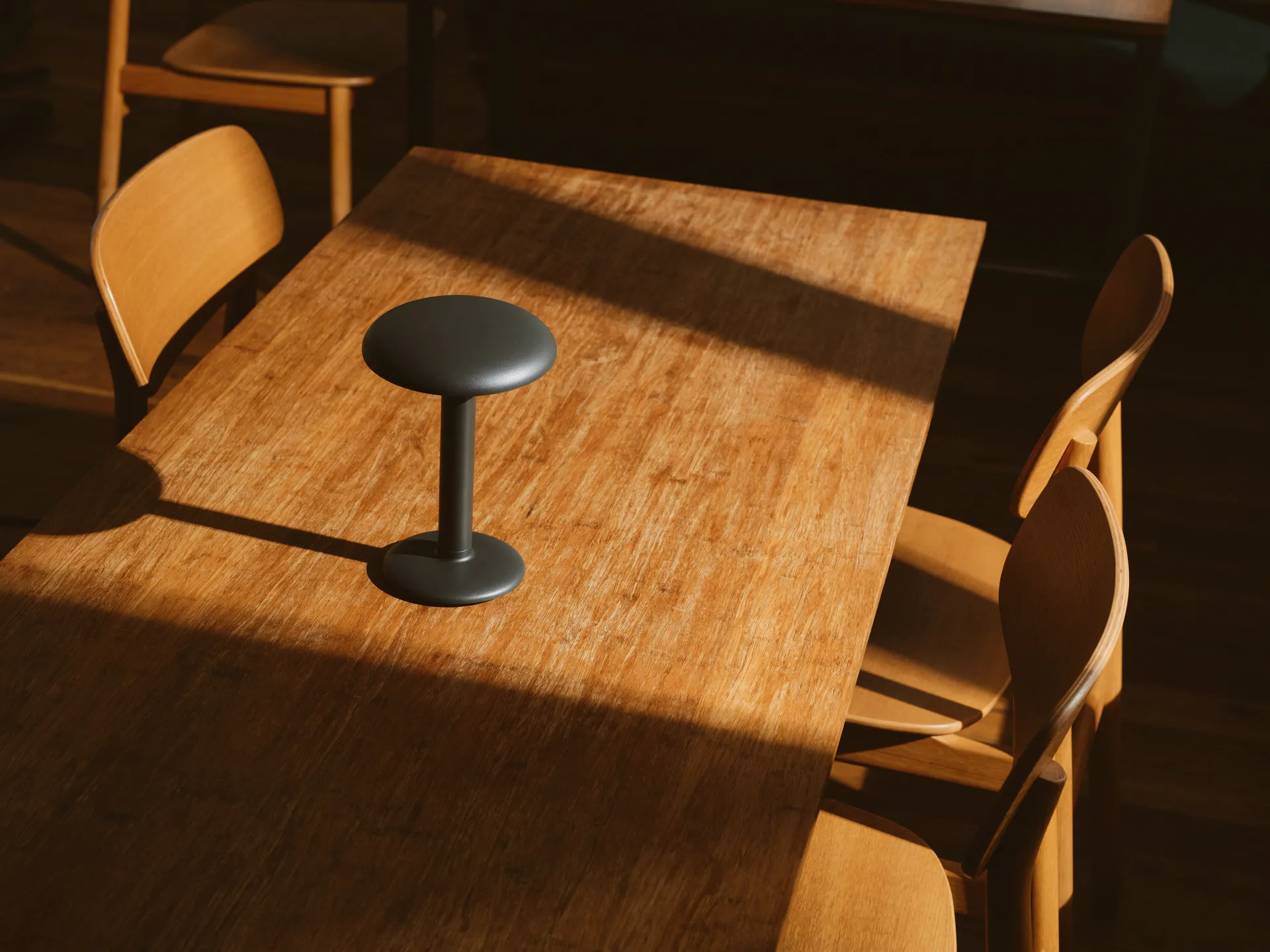 Gustave Residential table lamp portable, Matte anthracite Flos