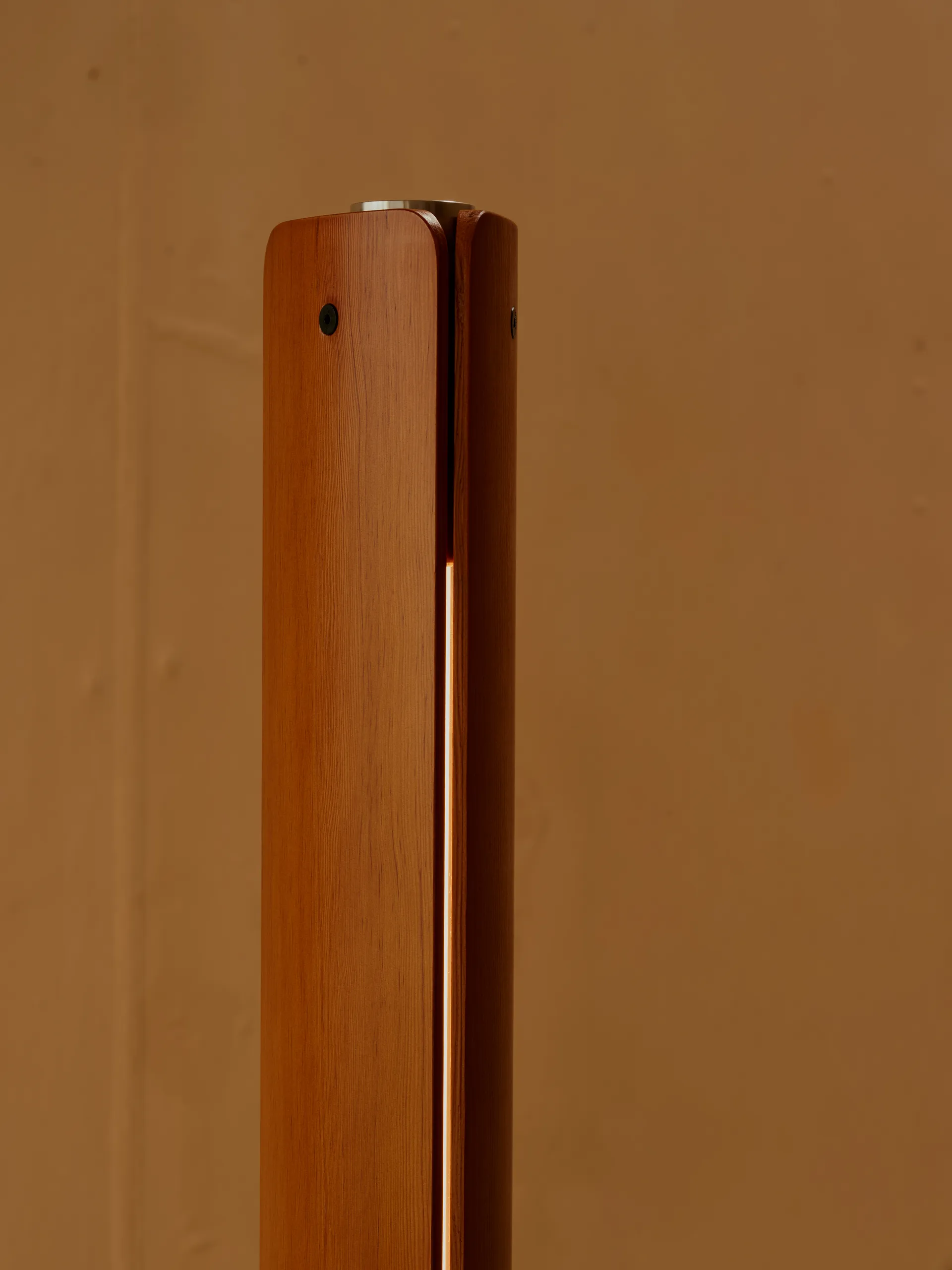 Seki-han floor lamp 226 cm, Heat treated ash-black metal Flos