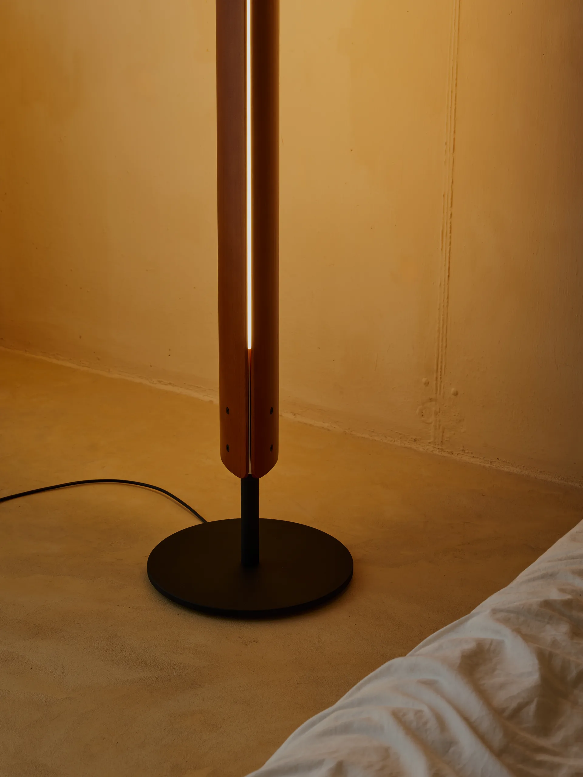 Seki-han floor lamp 226 cm, Heat treated ash-black metal Flos