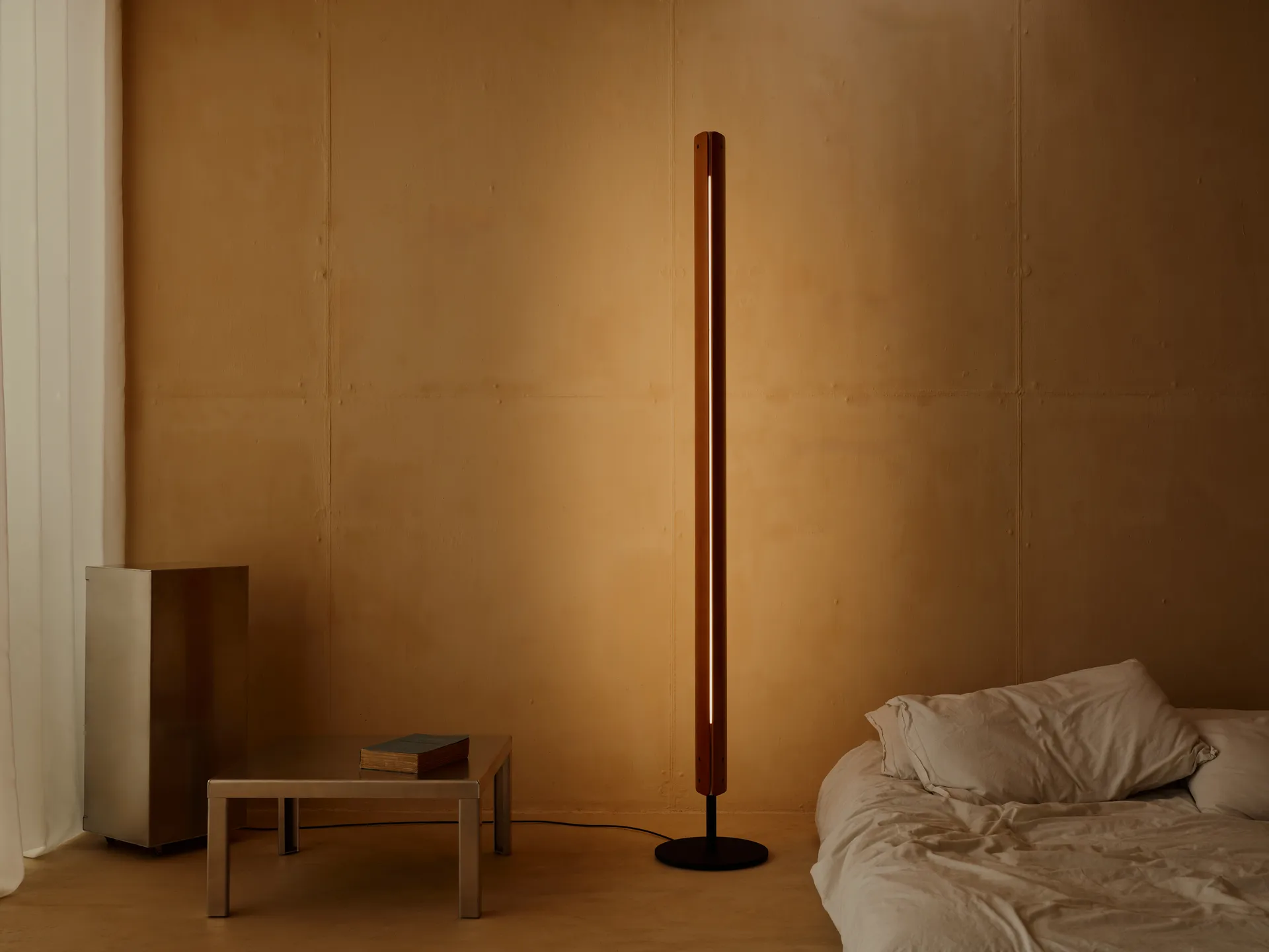 Seki-han floor lamp 226 cm, Heat treated ash-black metal Flos