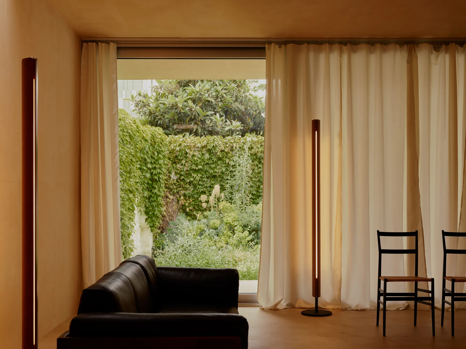 Seki-han floor lamp 226 cm, Heat treated ash-black metal Flos