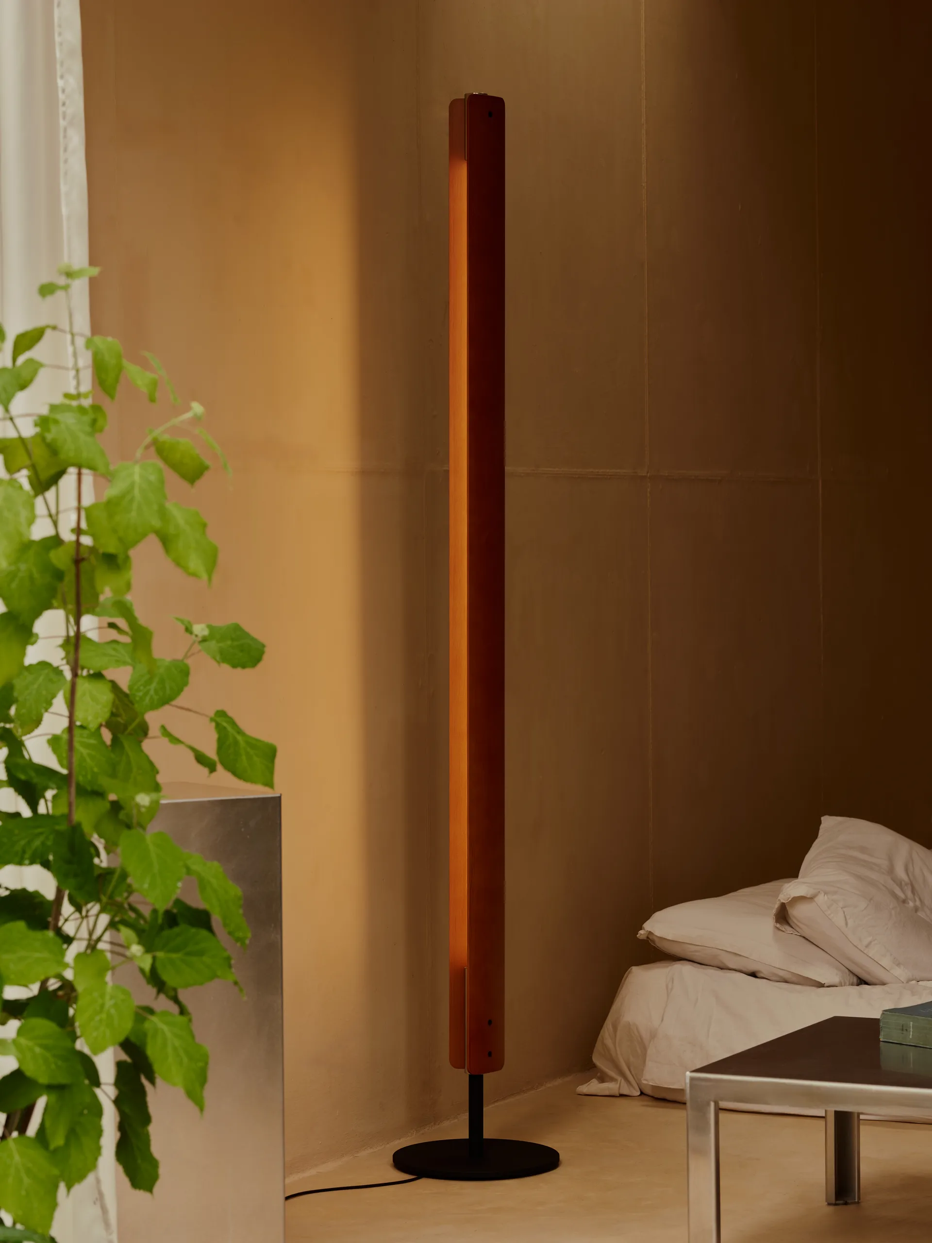 Seki-han floor lamp 226 cm, Heat treated ash-black metal Flos