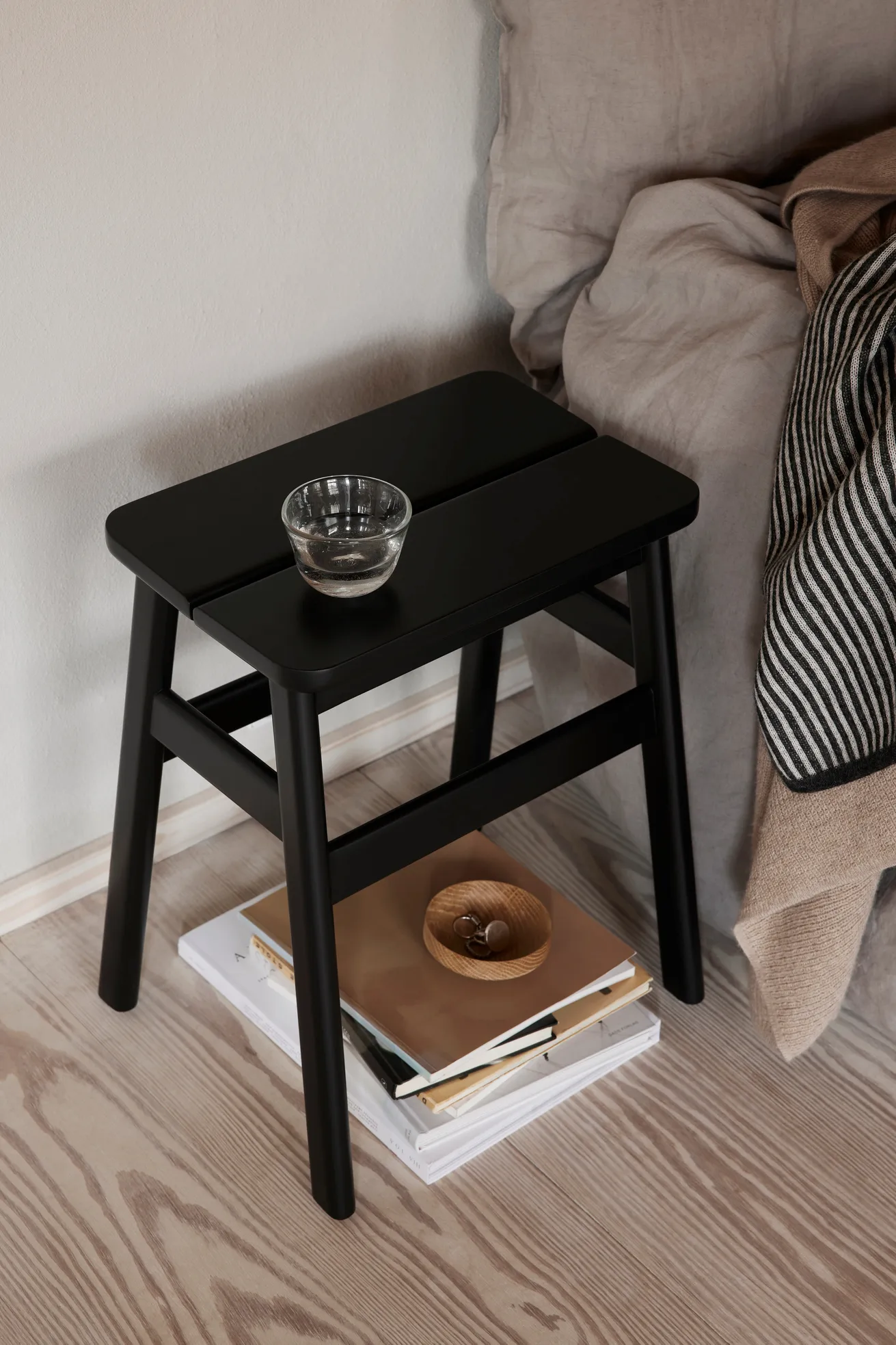 Angle Standard round stool 45 cm, Black, Ø32x46 cm Form & Refine