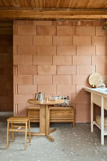 Trefoil dining table Ø90 cm - Oak - Form & Refine