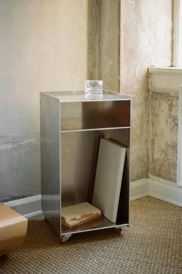 Rivet Cart side table with wheels - Aluminium, 32,8x33,8x65 cm - FRAMA