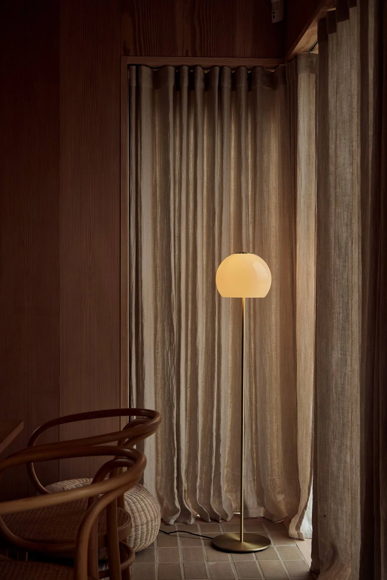 Ball glass floor lamp, Sand grey, 130 cm Frandsen