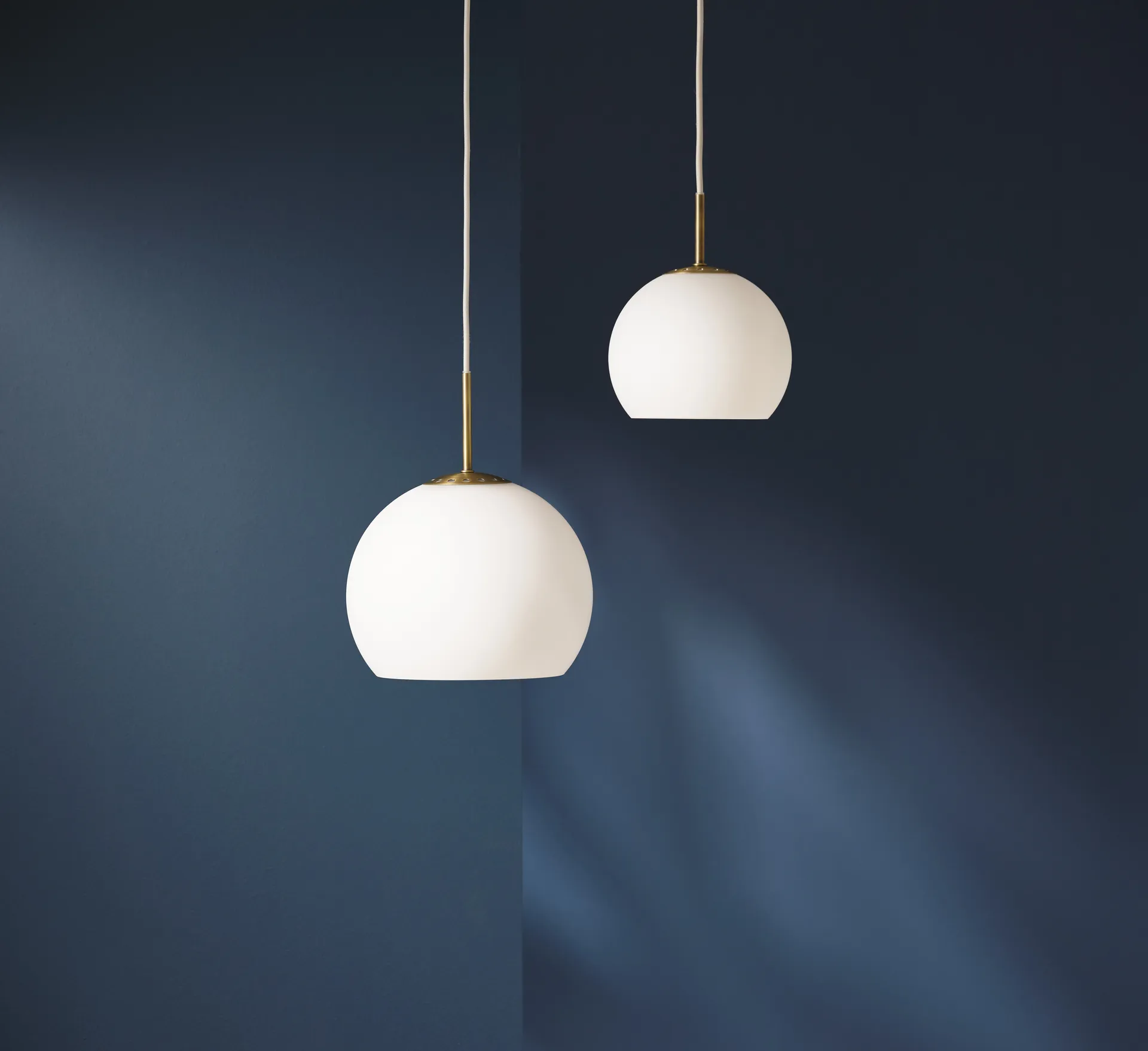 Ball pendant lamp Ø18 cm, Opal White Frandsen