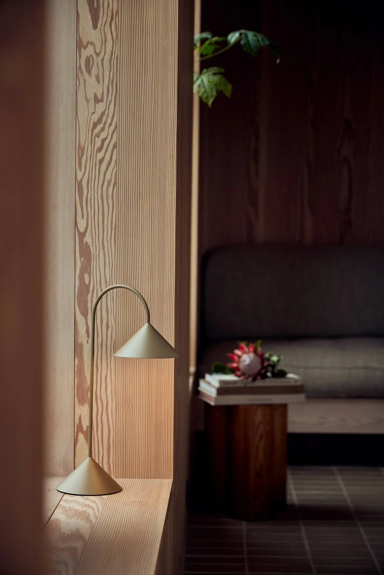Grasp portable table lamp, Sand Grey, 47 cm Frandsen