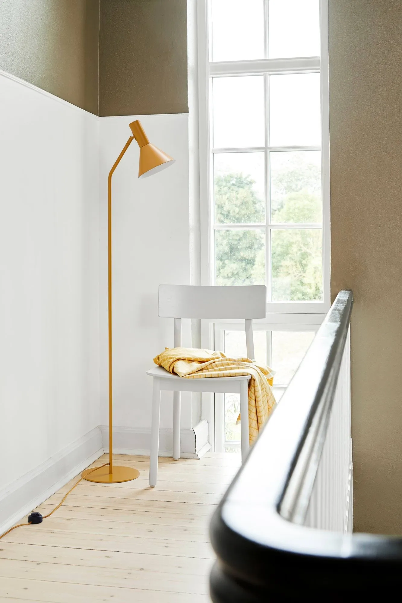 Lyss floor lamp, Matt almond, 150 cm Frandsen