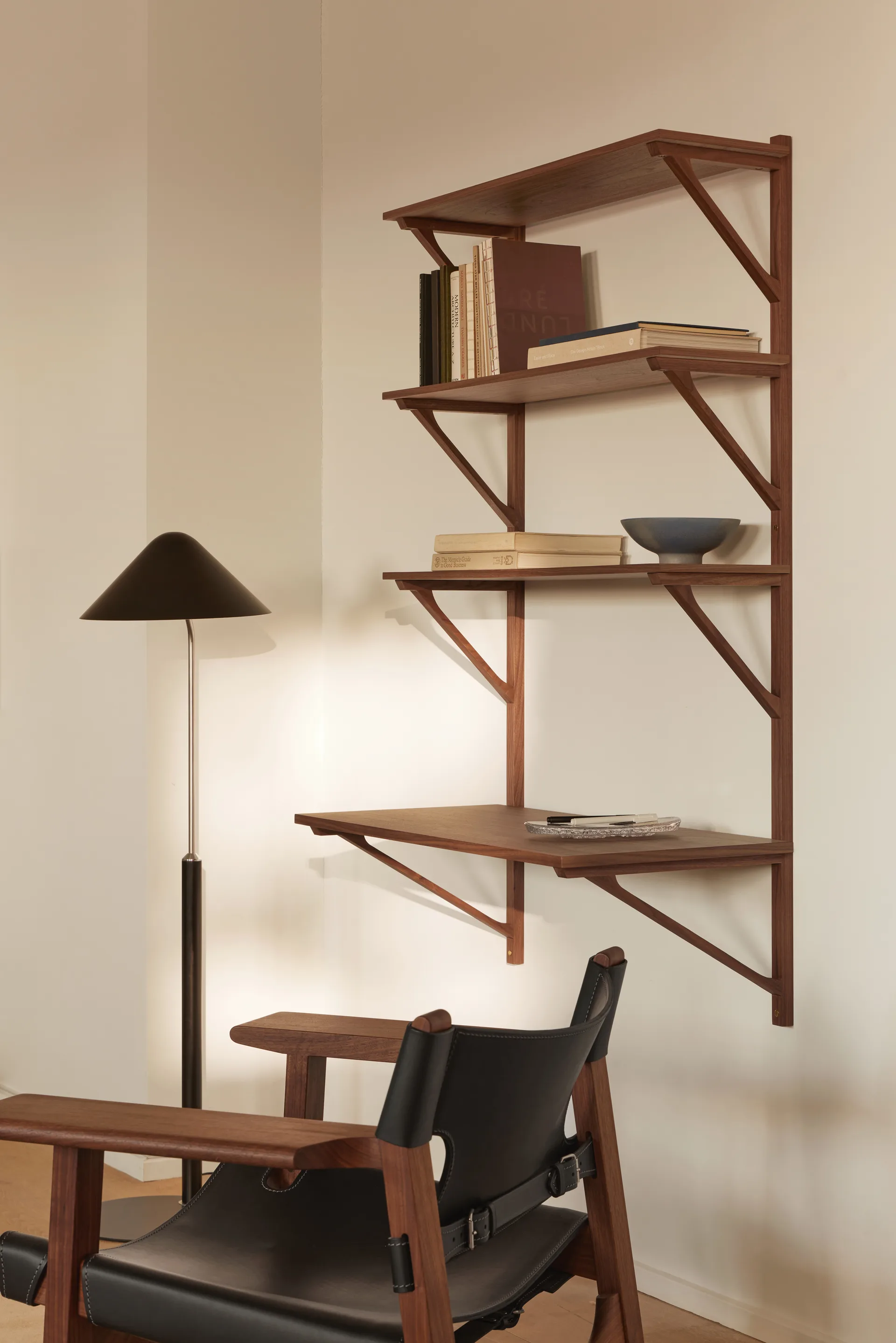 BM29 shelf with desk 78x134 cm, Walnut lacquer Fredericia Furniture