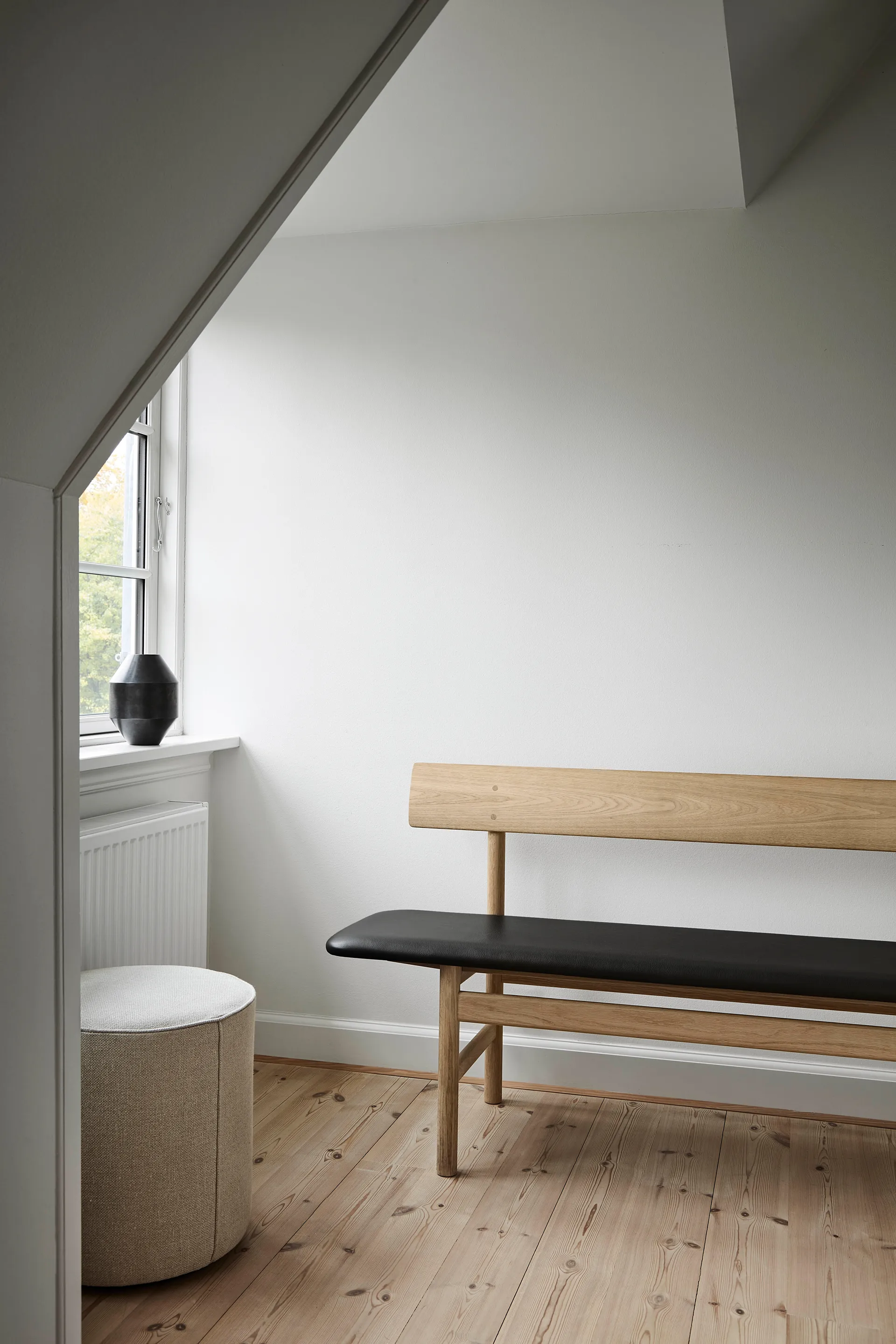 Mogensen 3171 bench, Soaped oak-leather omni 301 black Fredericia Furniture