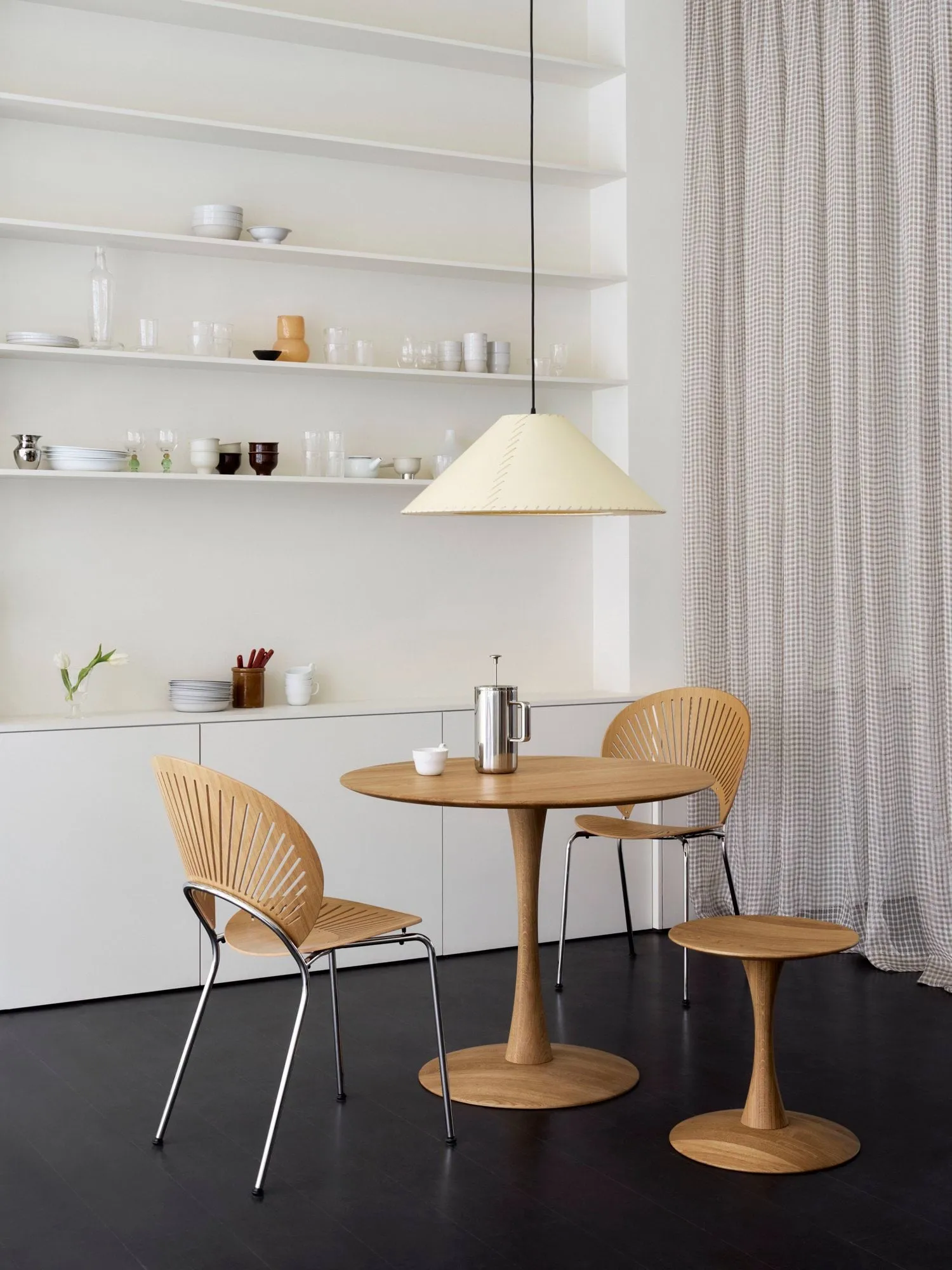 ND106 Trisse dining table, Oiled oak, Ø90x73 cm Fredericia Furniture