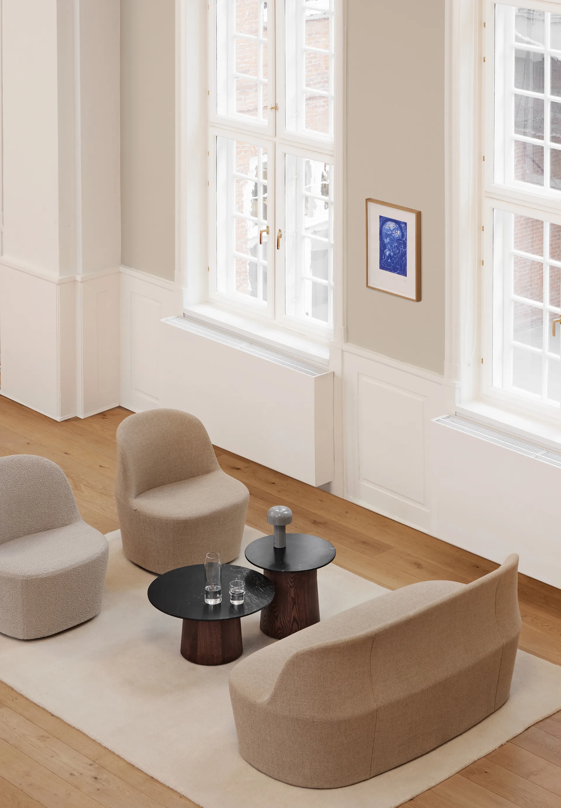 Niveau coffee table Ø61cm, Black Marquina-ash brown stained Fredericia Furniture