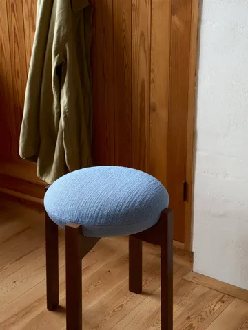 Pioneer low stool - Odino PV82 light blue-lacquered oak - Fredericia Furniture