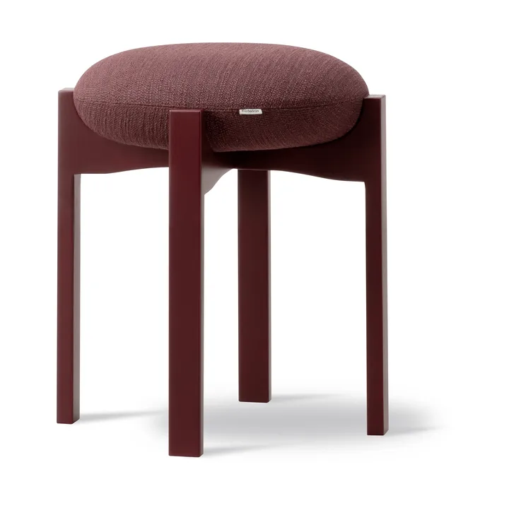 Pioneer low stool - Odino RC43 bordeaux-bordeaux beech - Fredericia Furniture