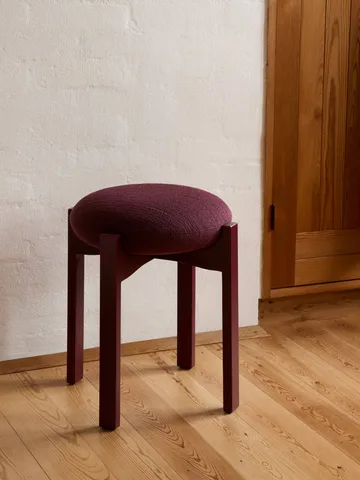 Pioneer low stool - Odino RC43 bordeaux-bordeaux beech - Fredericia Furniture