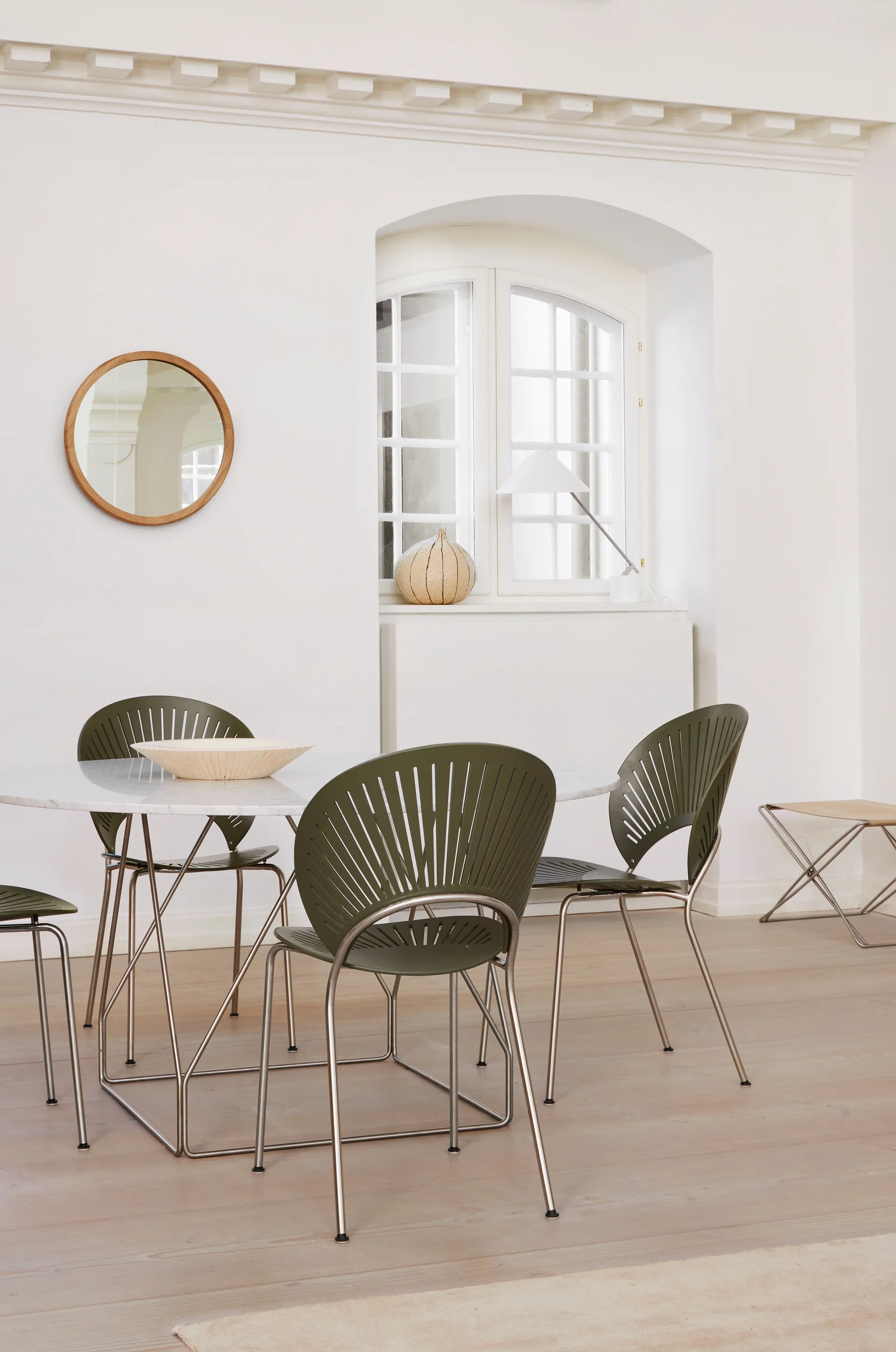 Trinidad 3398 chair, Khaki green-chrome Fredericia Furniture