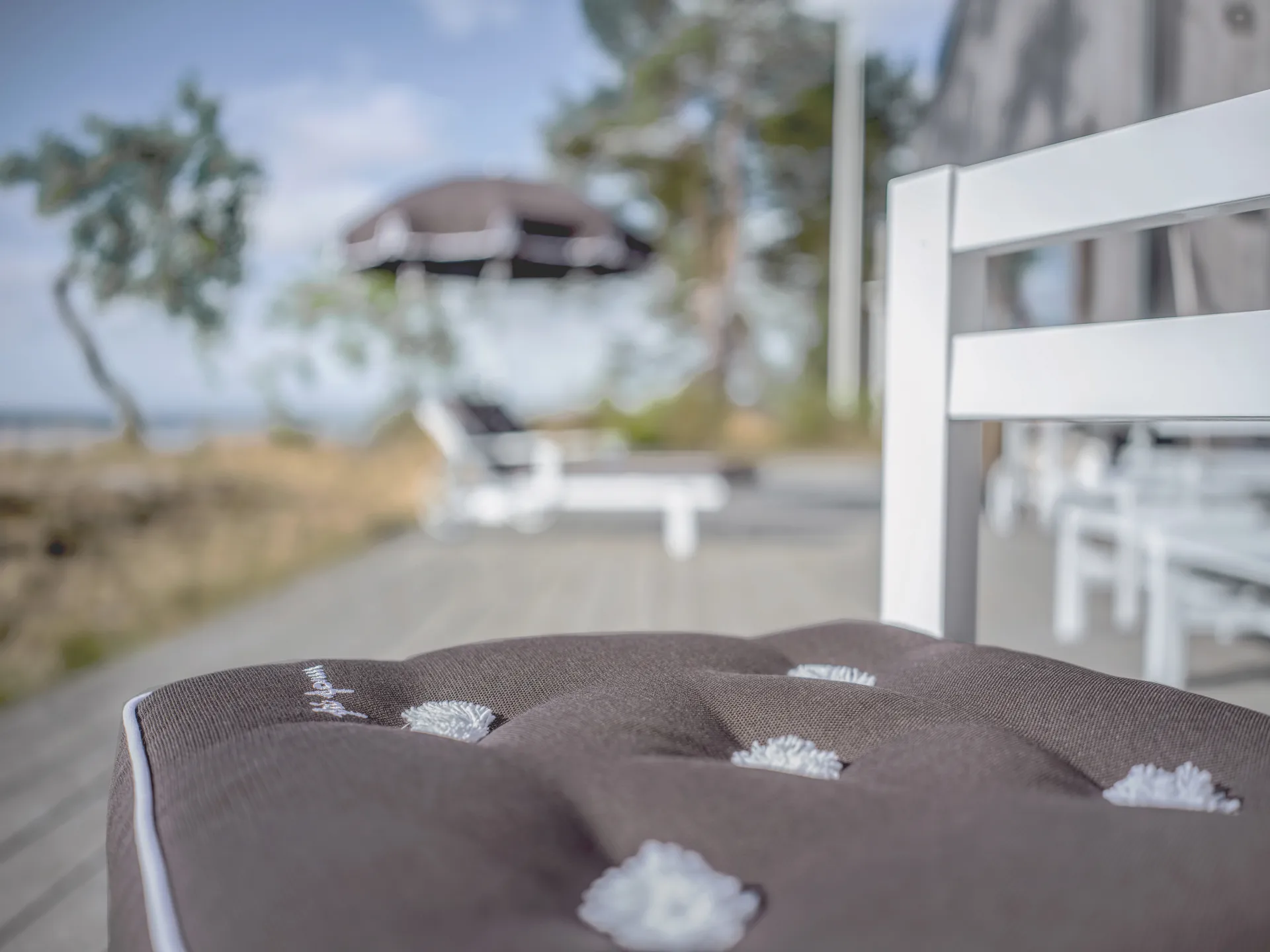 06 chair, White Fri Form