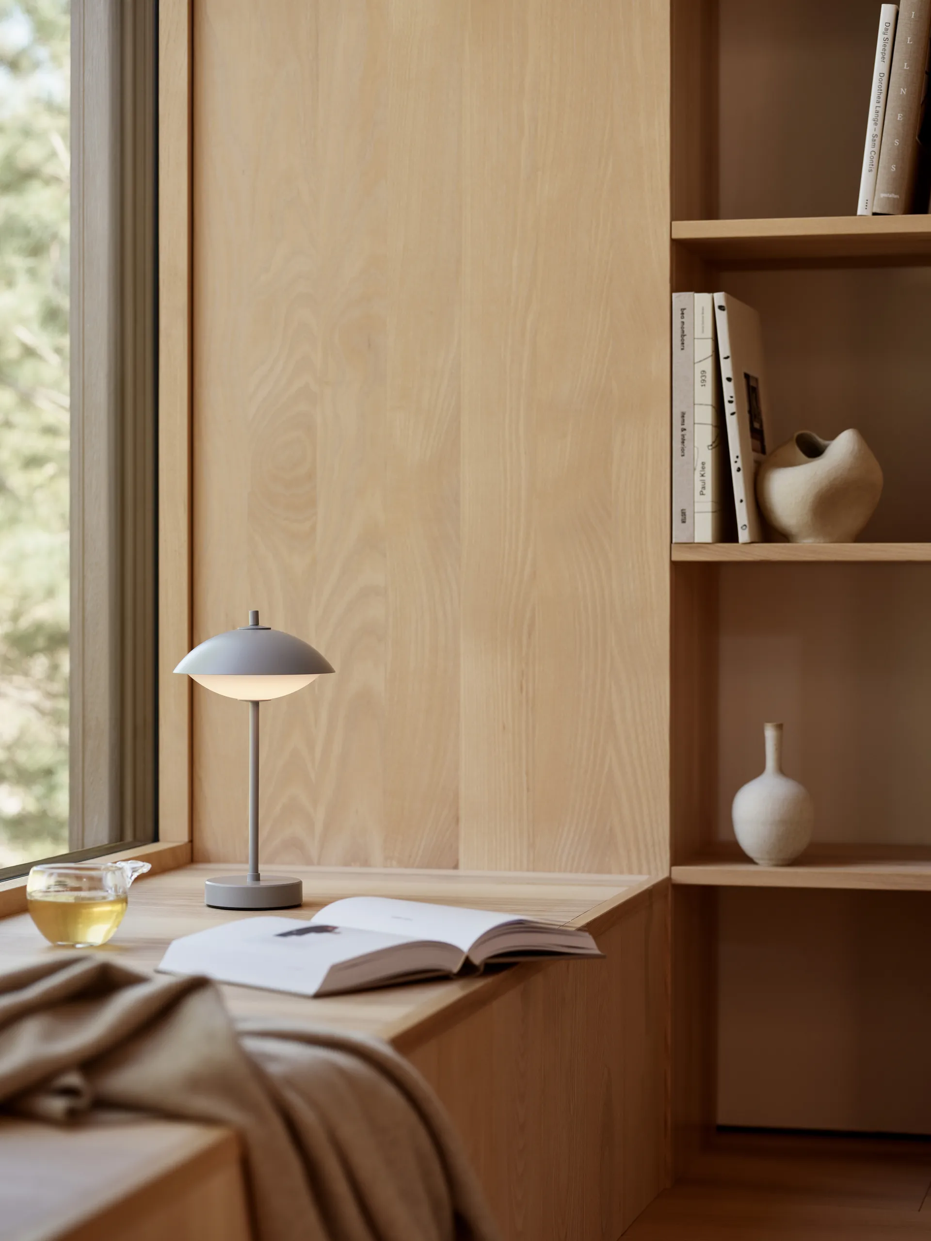 Clam portable table lamp 31 cm, Nine grey Fritz Hansen