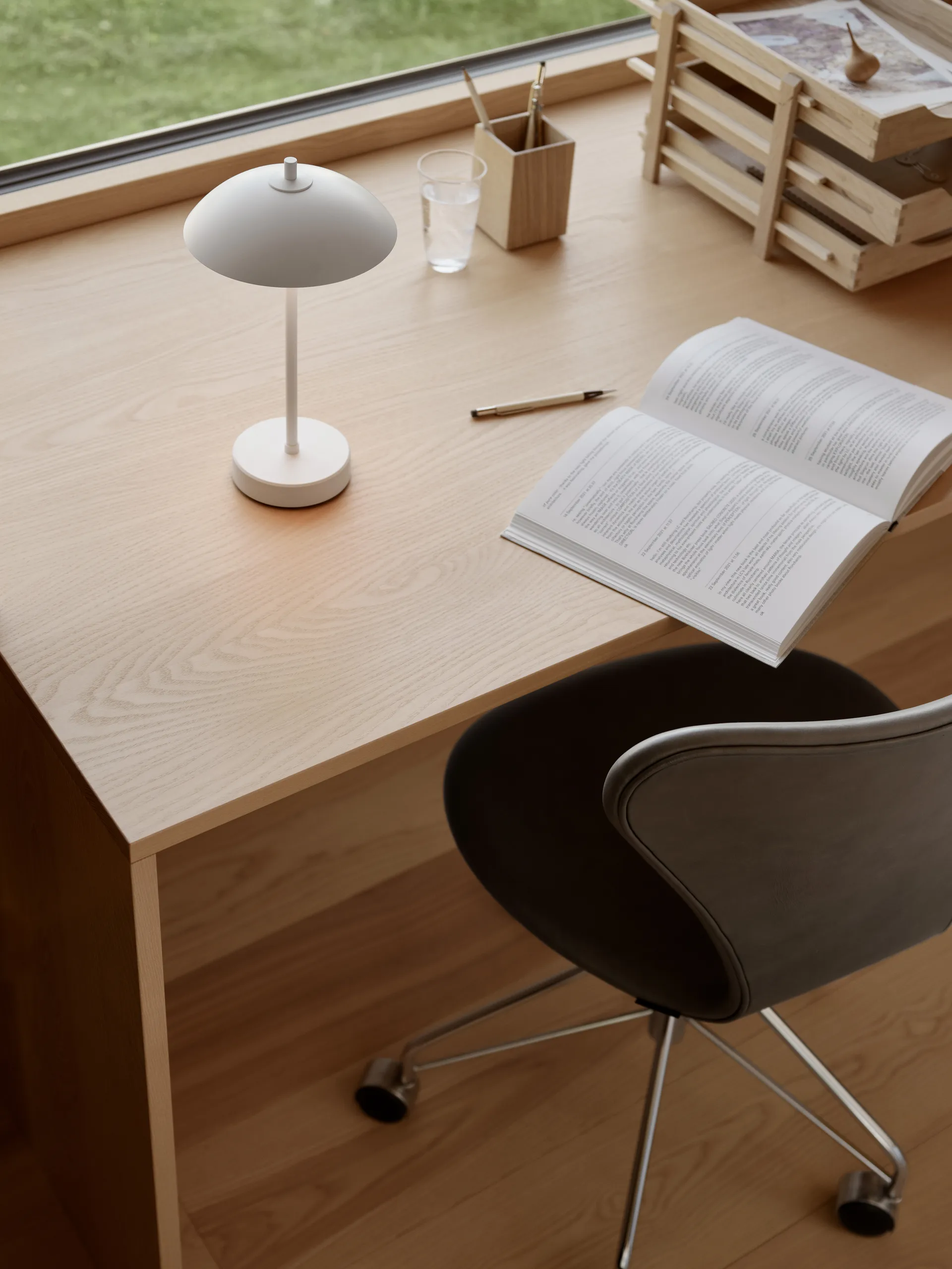 Clam portable table lamp 31 cm, White Fritz Hansen