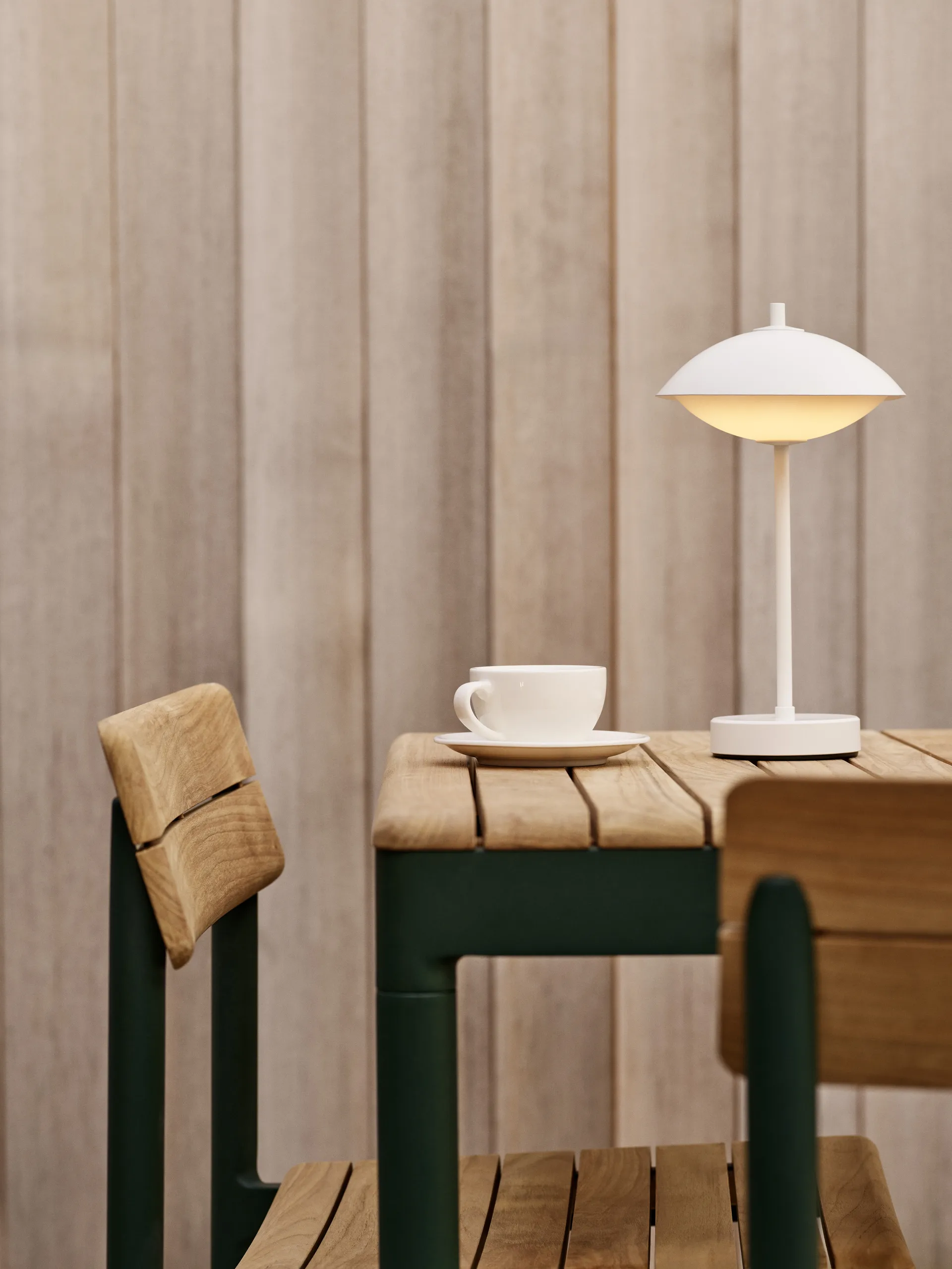 Clam portable table lamp 31 cm, White Fritz Hansen