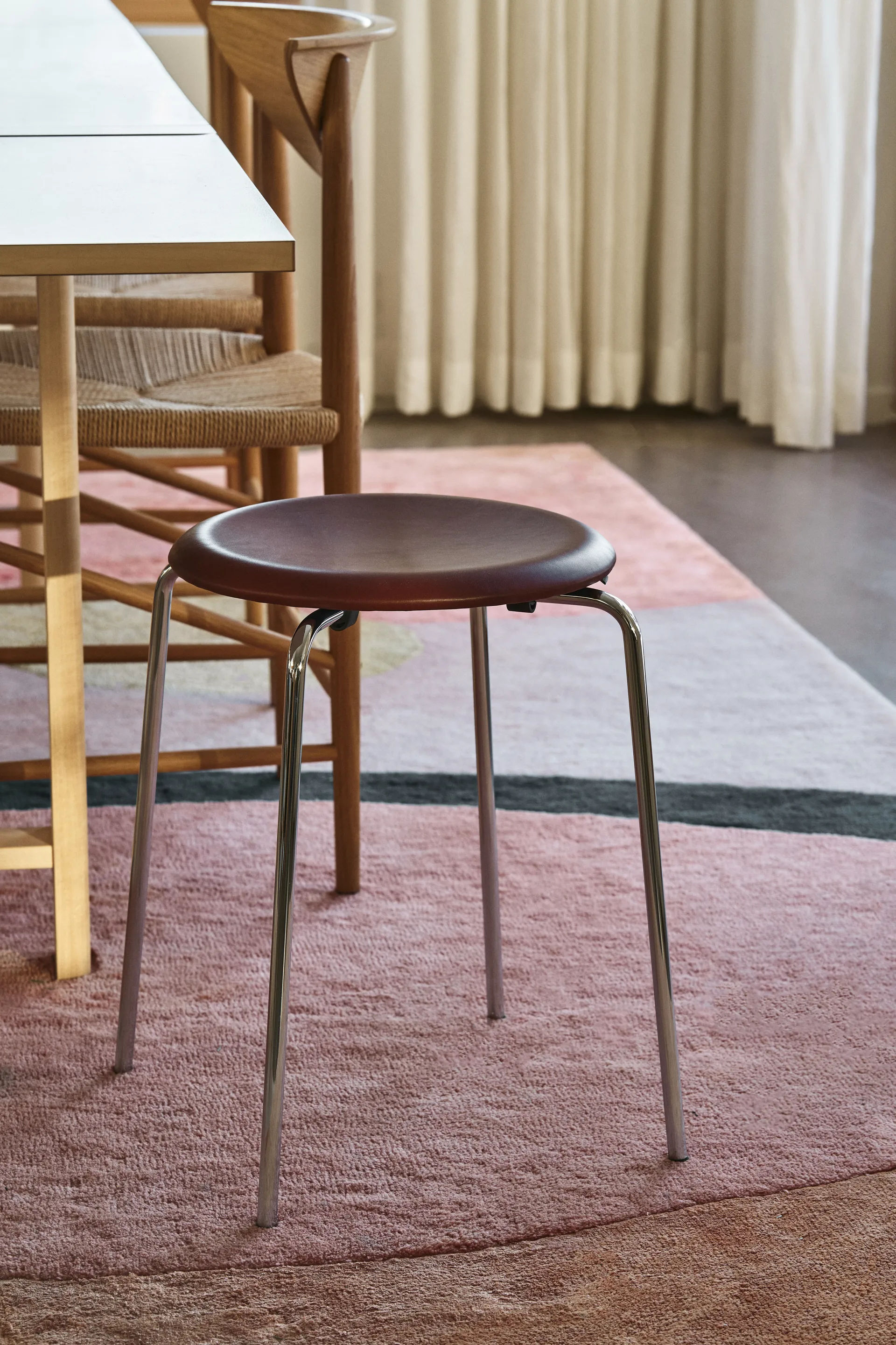 Dot stool leather, Chestnut Fritz Hansen