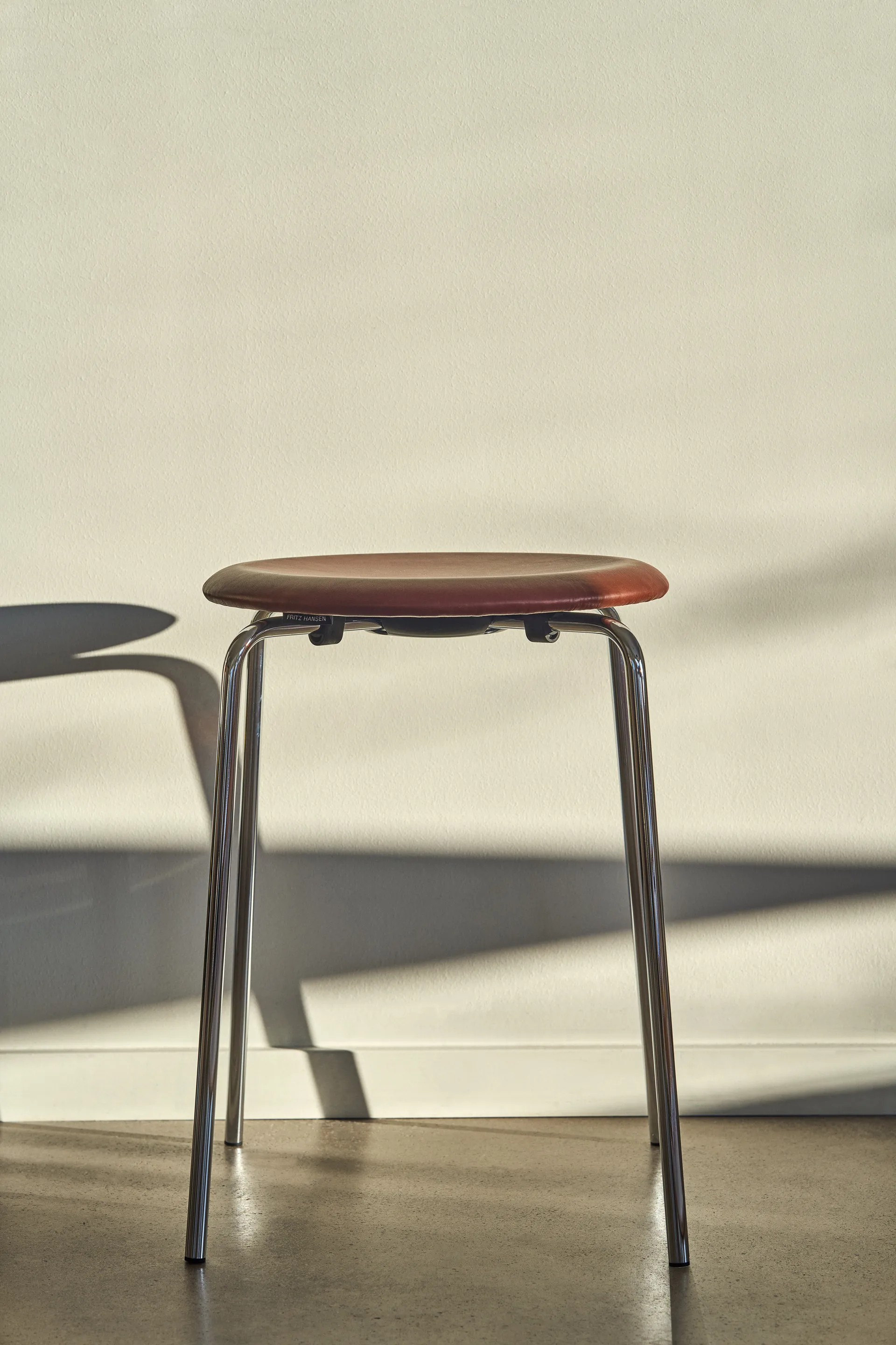 Dot stool leather, Chestnut Fritz Hansen
